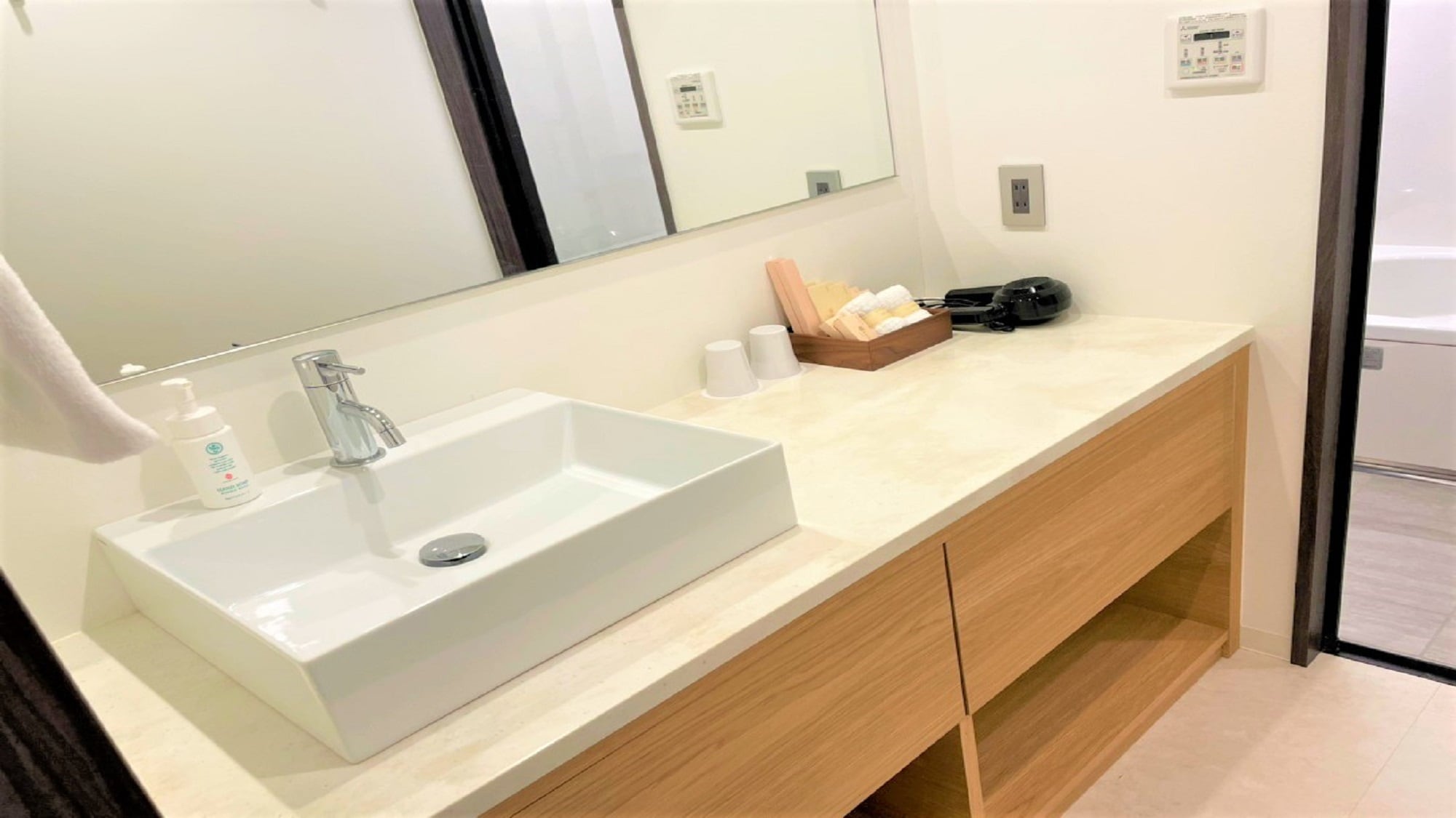 Hollywood Twin Bathroom