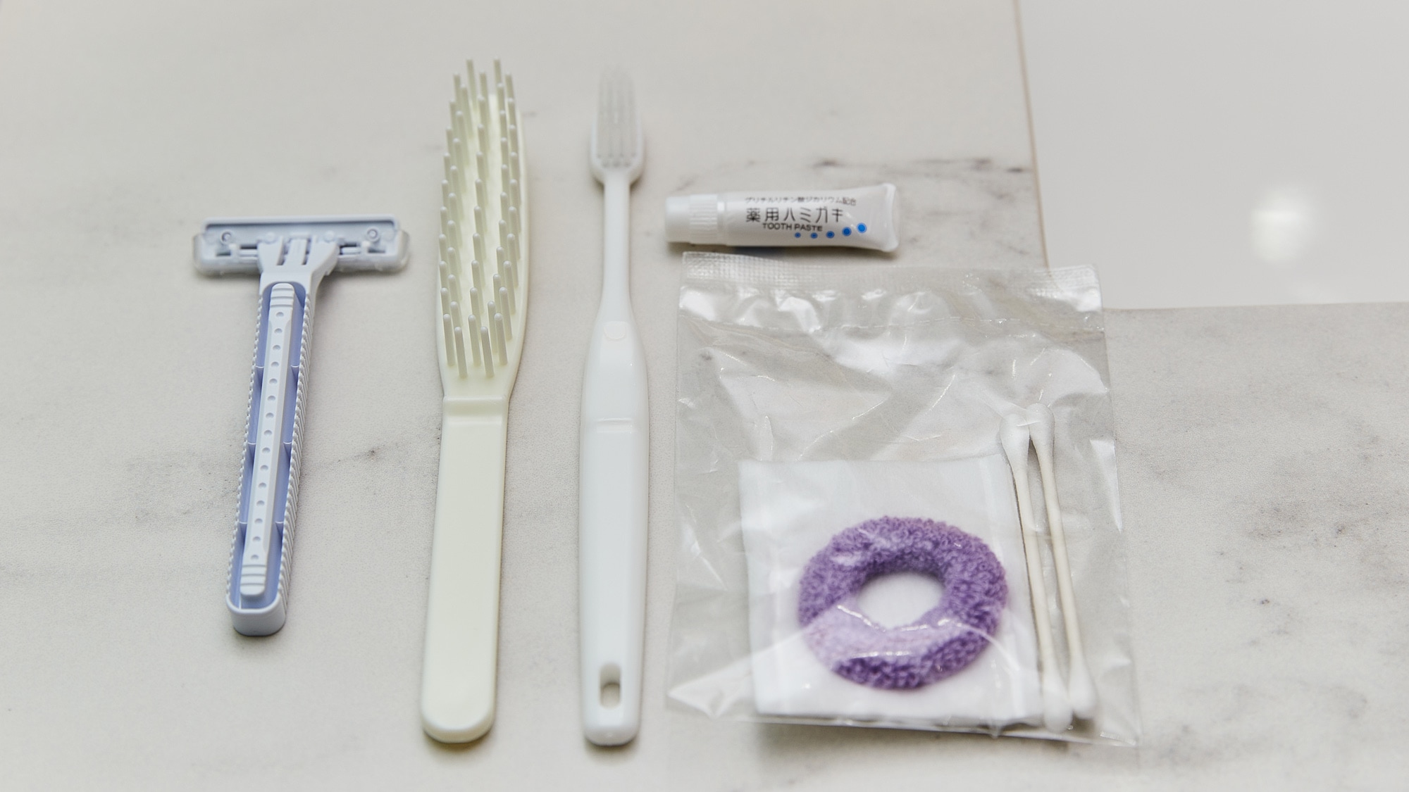 [Women's floor] Amenities: razor, toothbrush set, comb, cotton, cotton swab