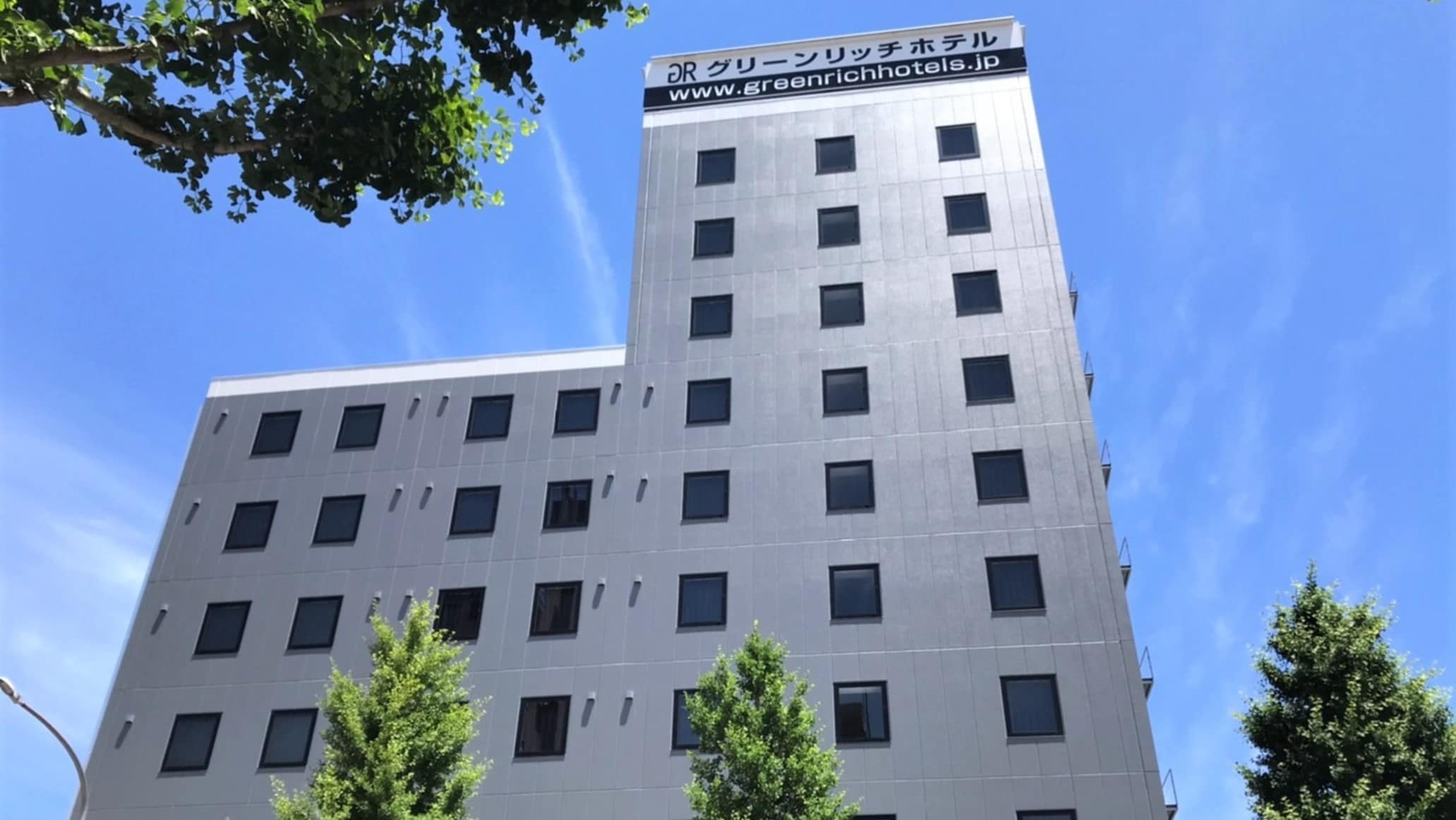 Hotel exterior (daytime)