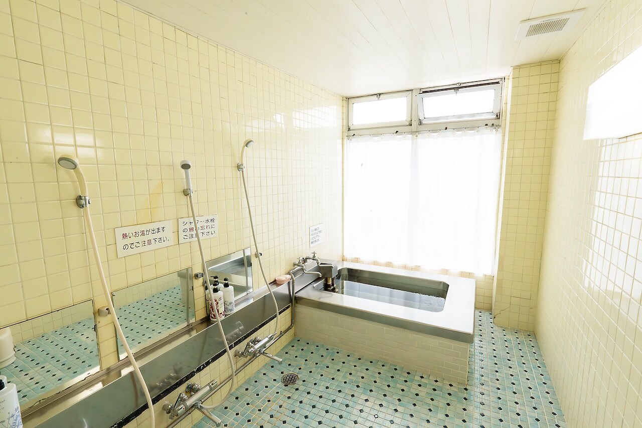 Panoramic bath for women