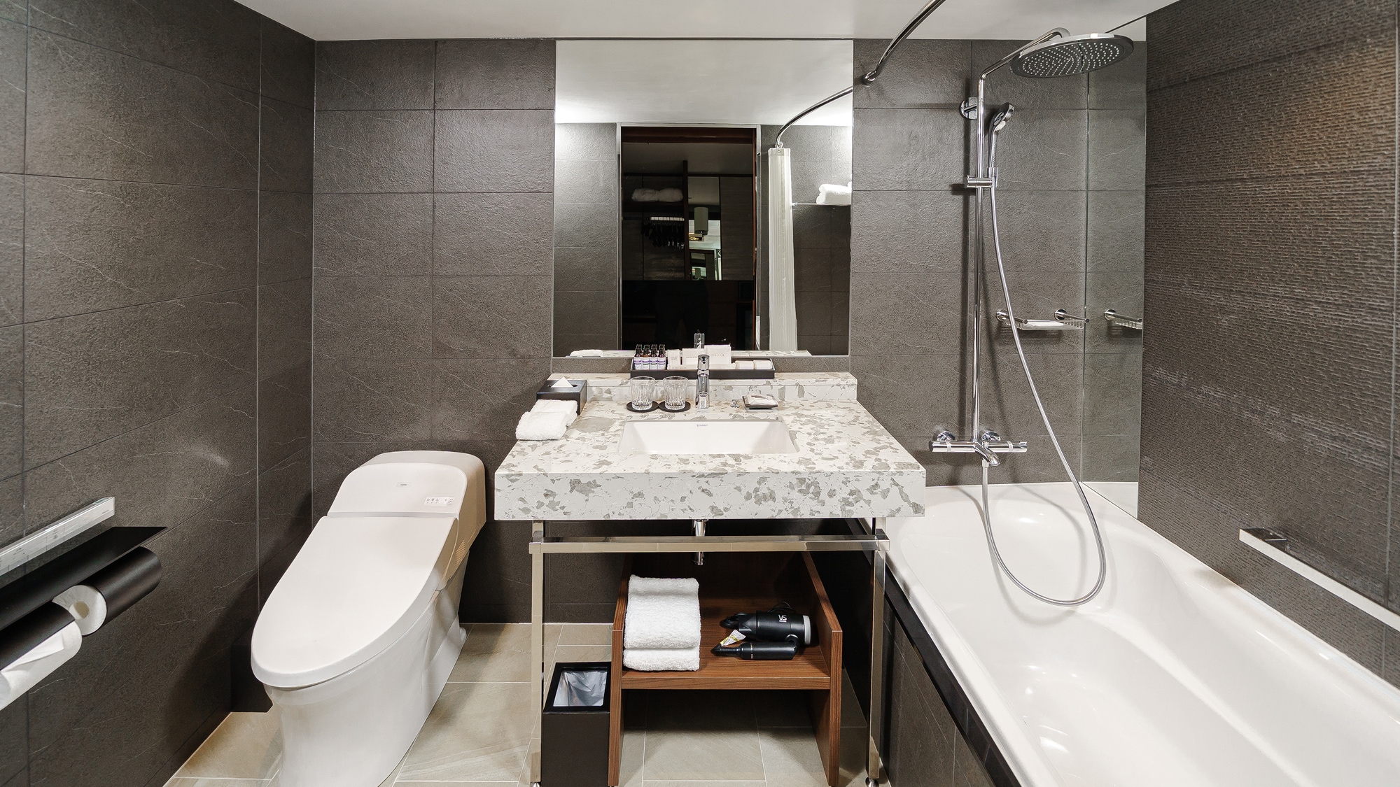 標準角王的浴室使用功能性三點式單元浴缸。