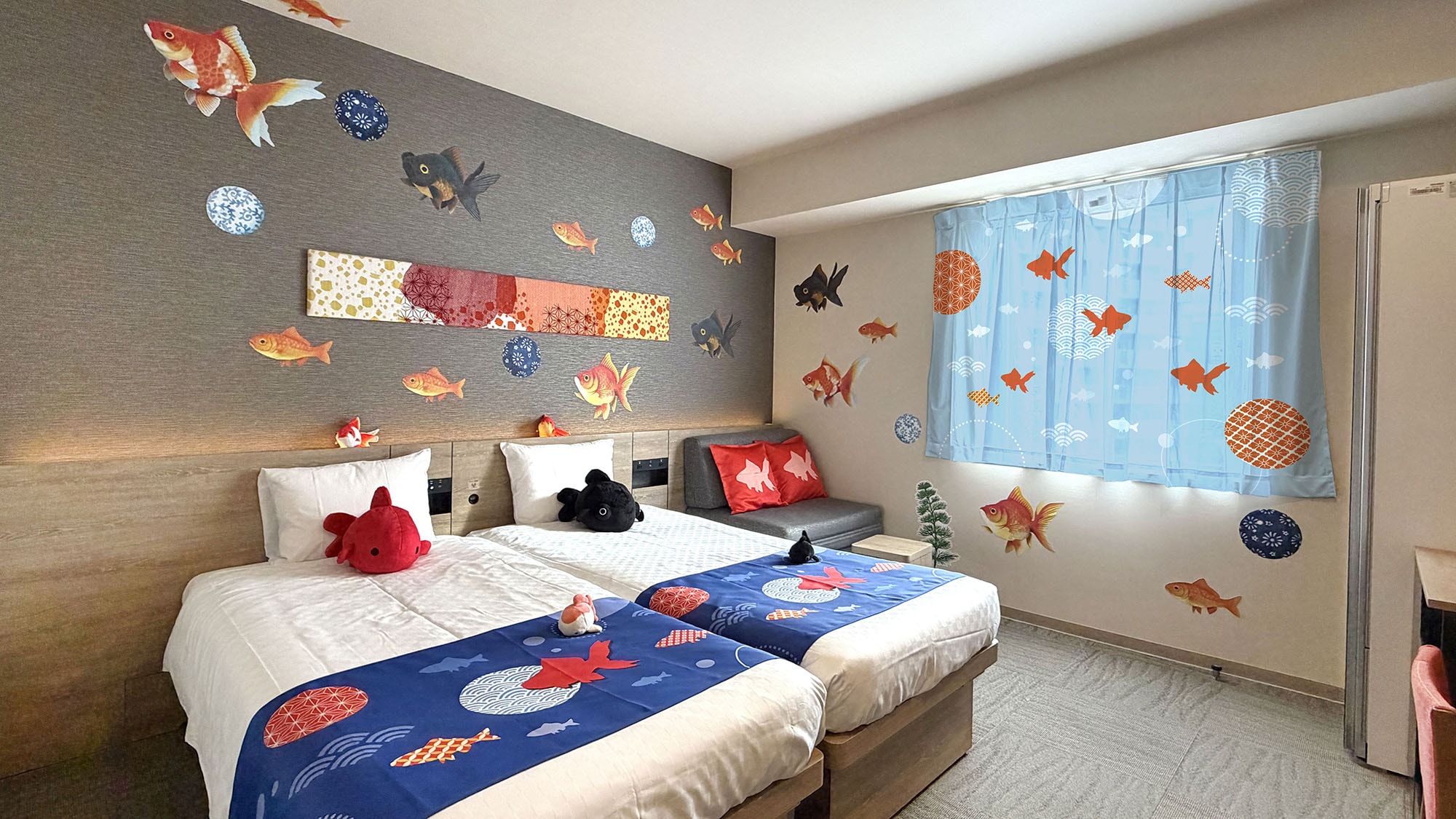 Entire guest room (slightly brighter)