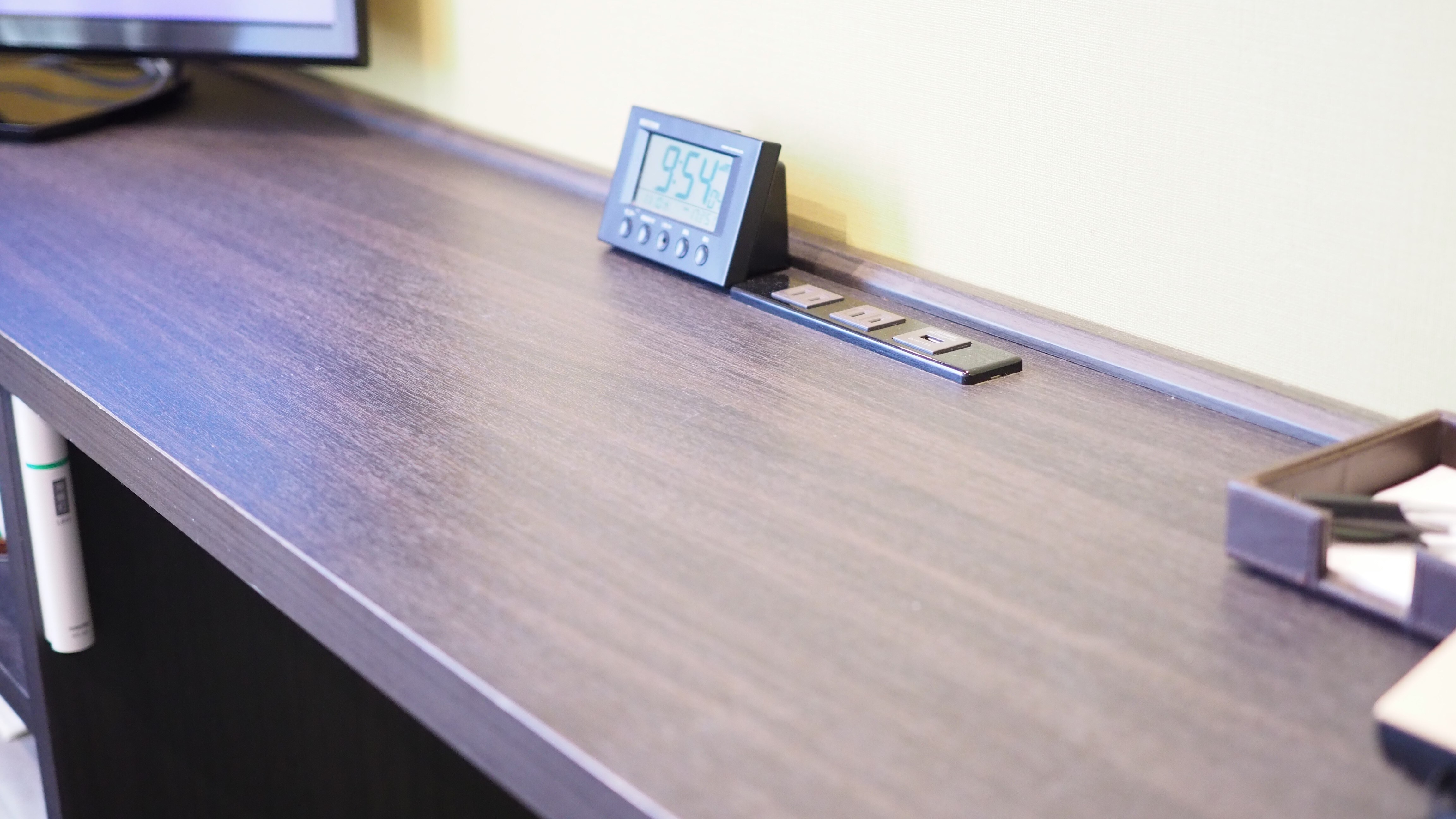 Desk: There are power outlets and USB ports, so you can work efficiently.