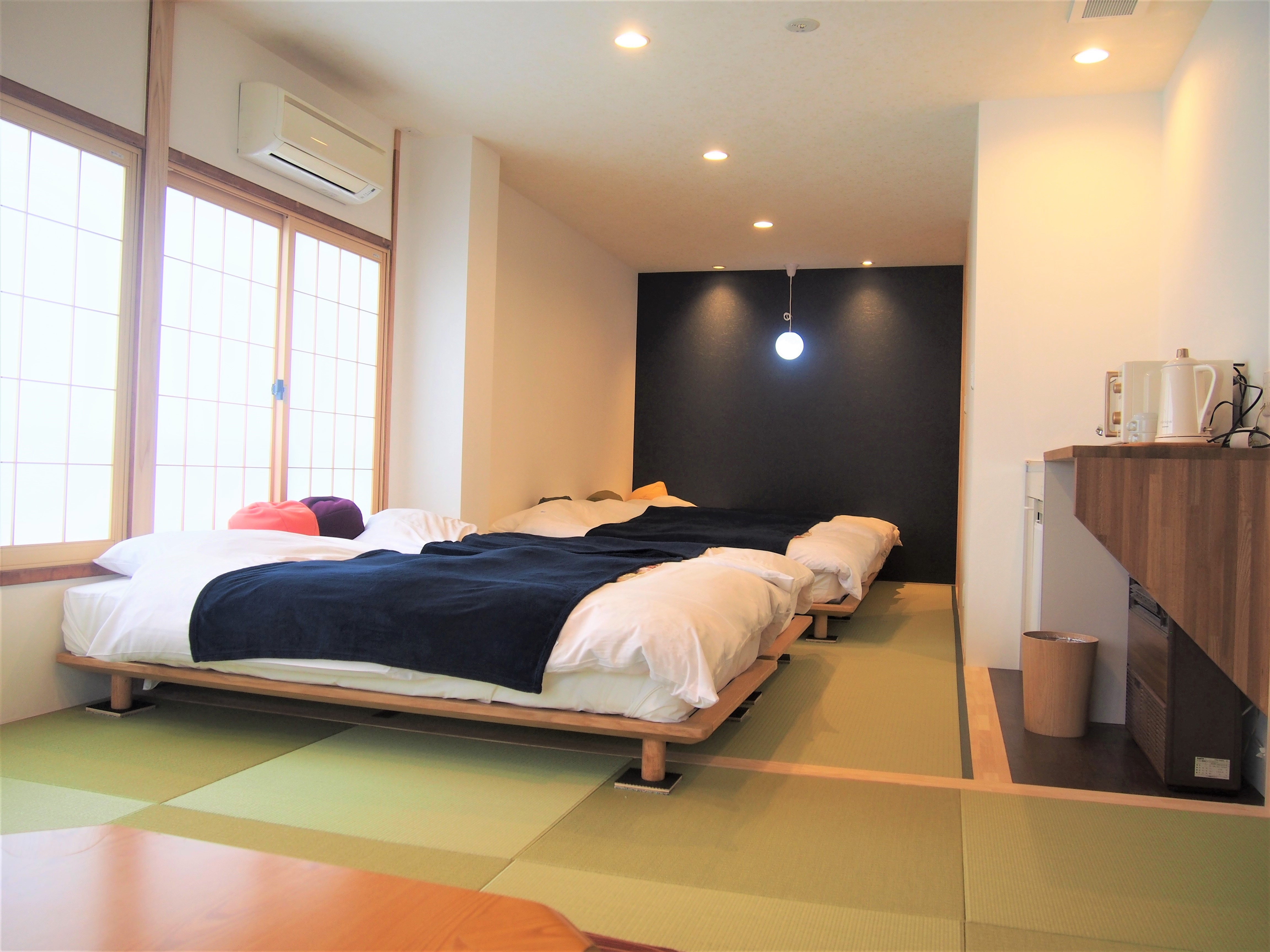Room 210 "Tsuki" 5 beds + 8 tatami mats for relaxation