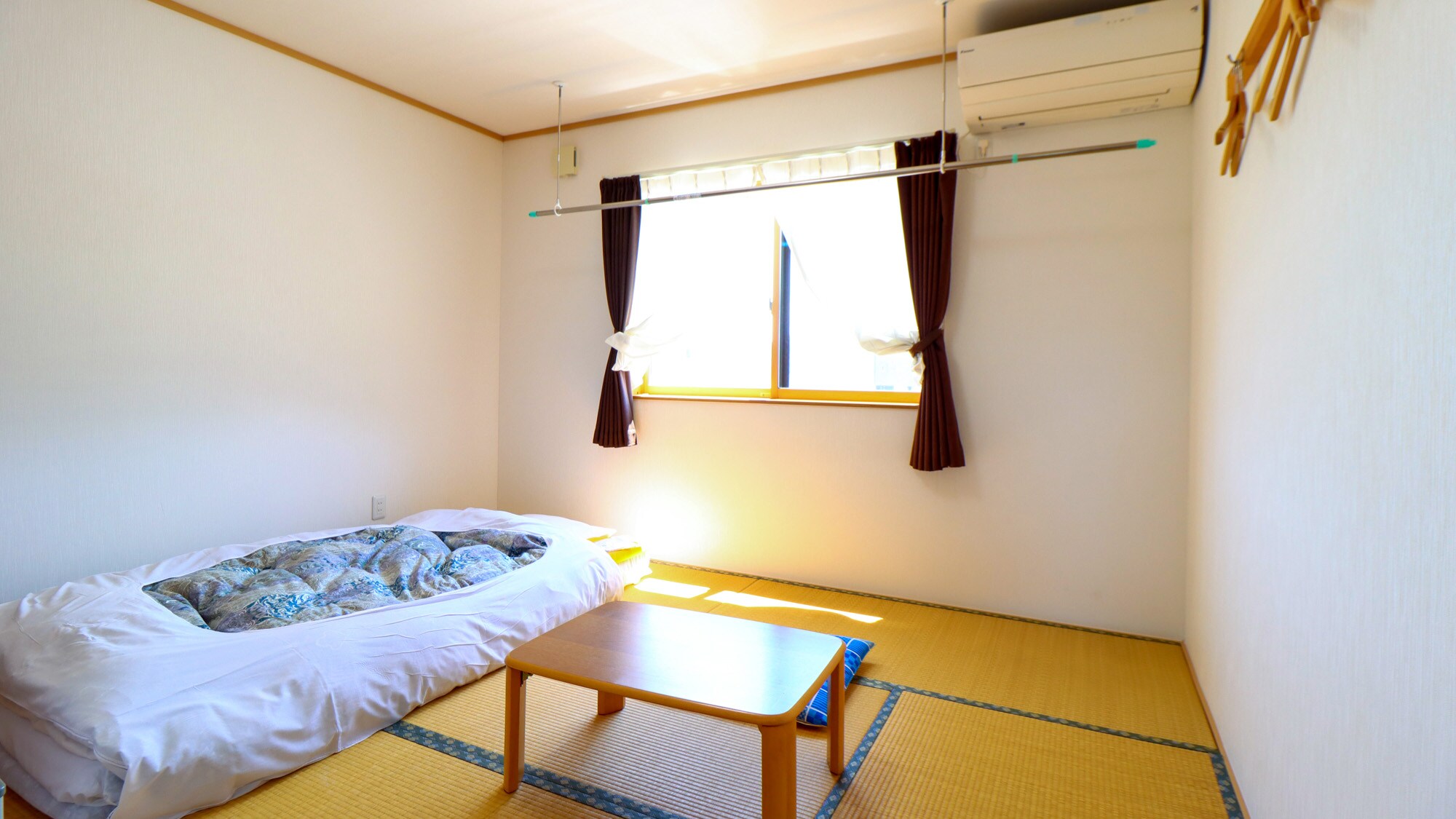 [Guest room] The futon will be laid out in advance.