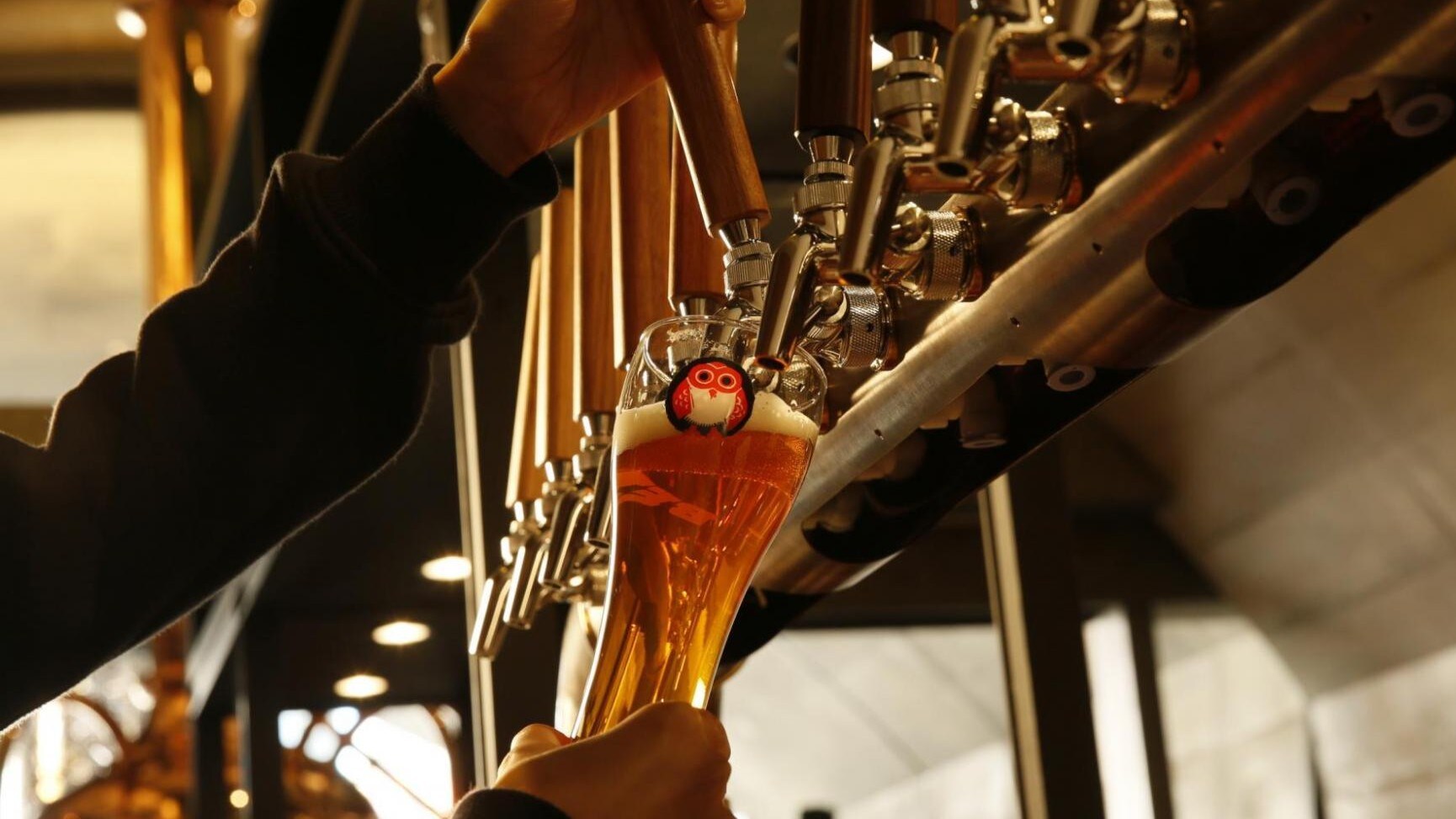 倒入木內釀酒廠的常陸野巢啤酒（白啤酒）