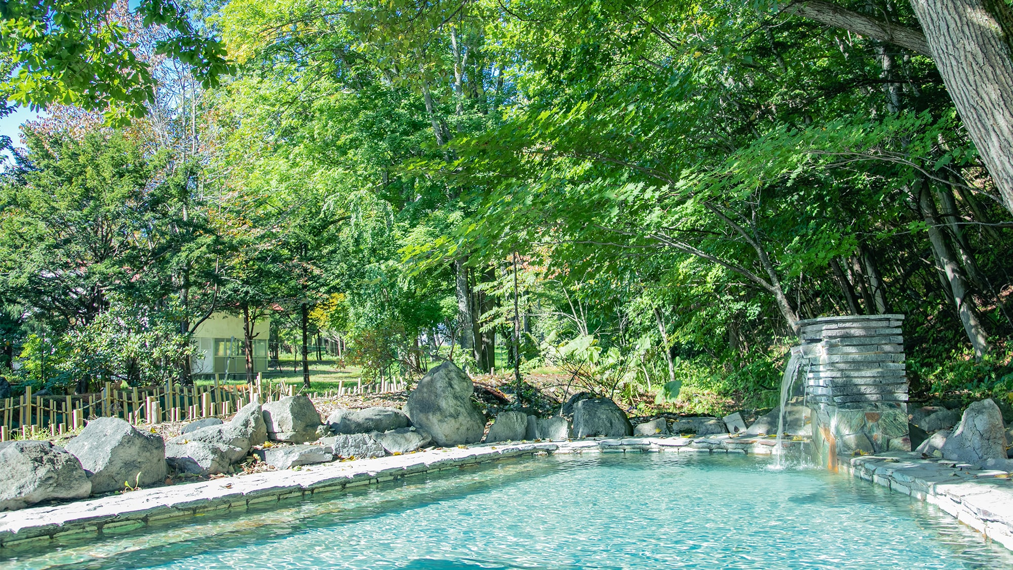 [Large hot spring bath, open-air bath, men's bath] The open-air bath is also an alkaline sulfur spring that is good for smooth, beautiful skin.