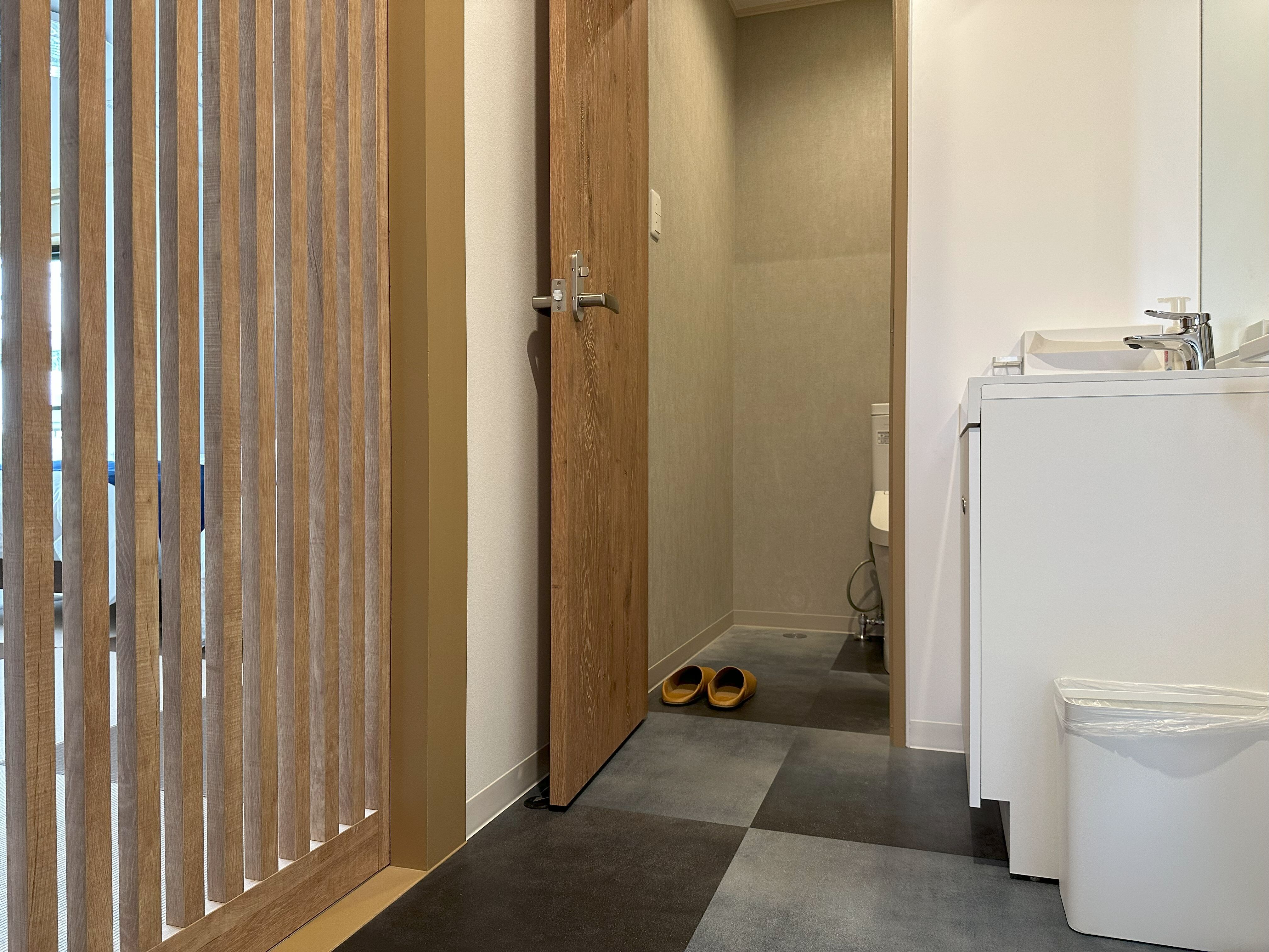 Pintu masuk kamar bergaya barat + toilet