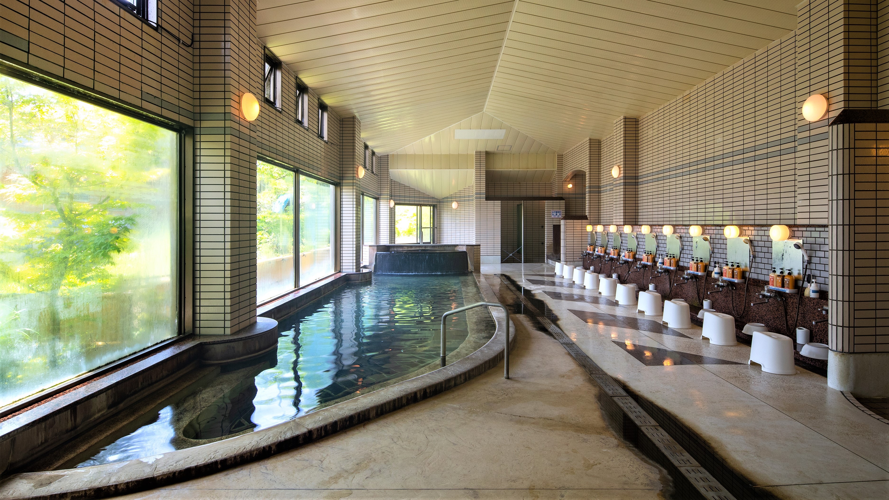 The large public bath, Uen no Yu, located in a separate building, is the largest in the Akakura area.