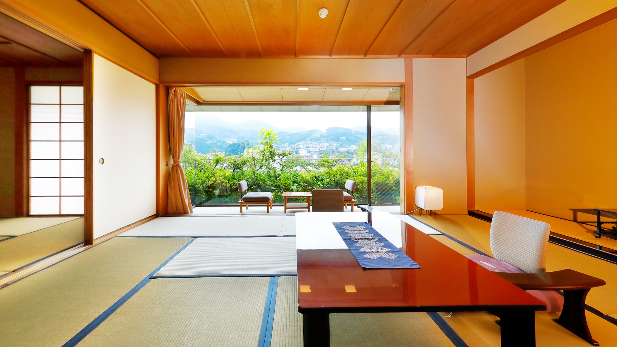 [East Building Guest Room] Image 04