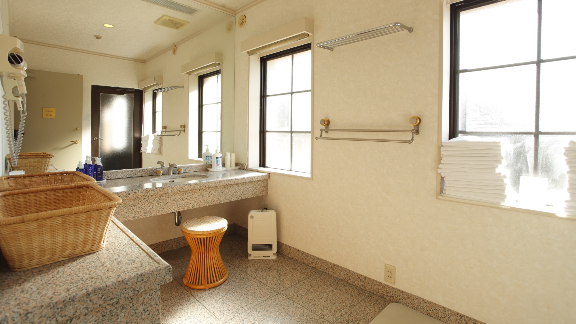 [Komuro Onsen] You can reserve the bath for private use at any time if it is available.