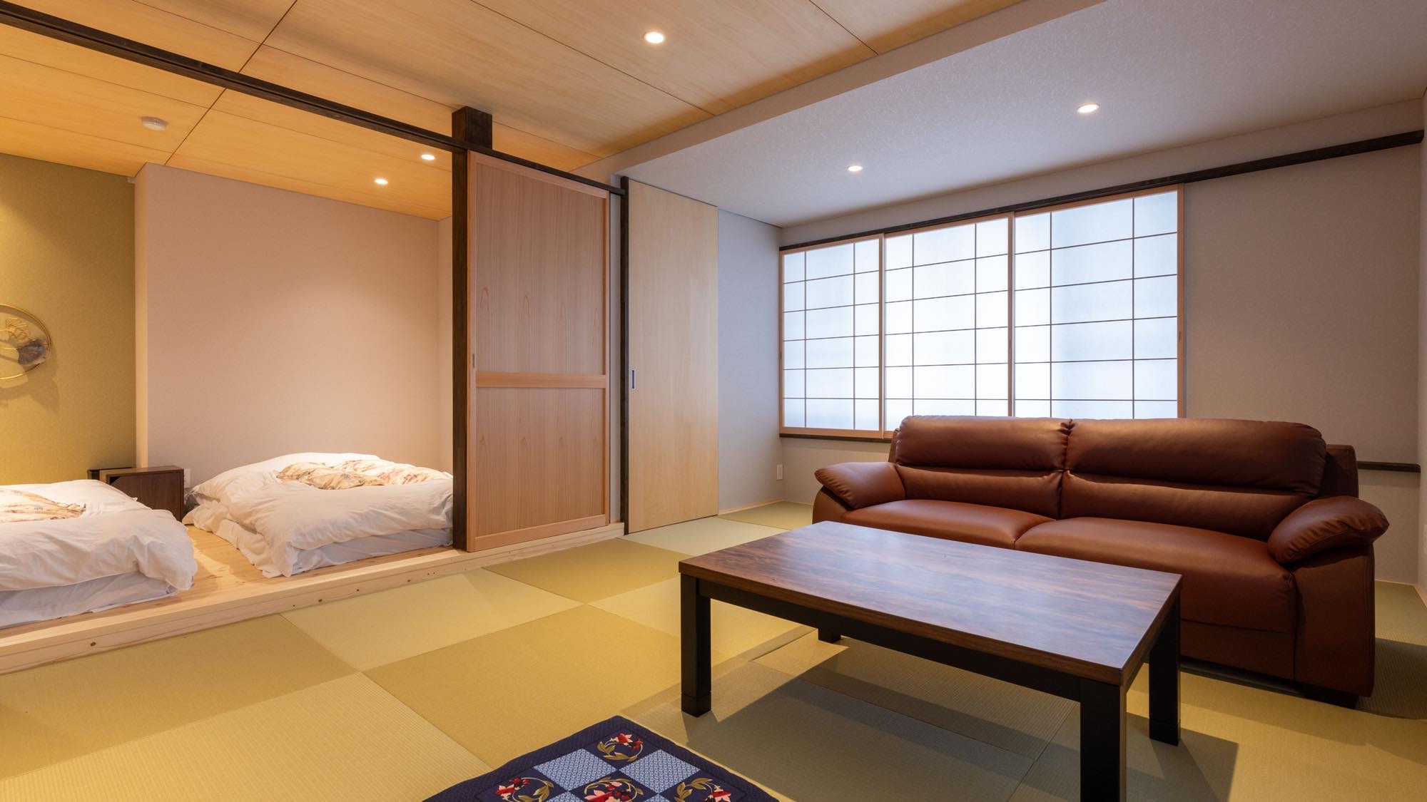 [Komakusa] Superior | Japanese modern bedroom + living room (30 m²) A Japanese modern bedroom and a living room with Ryukyu tatami mats
