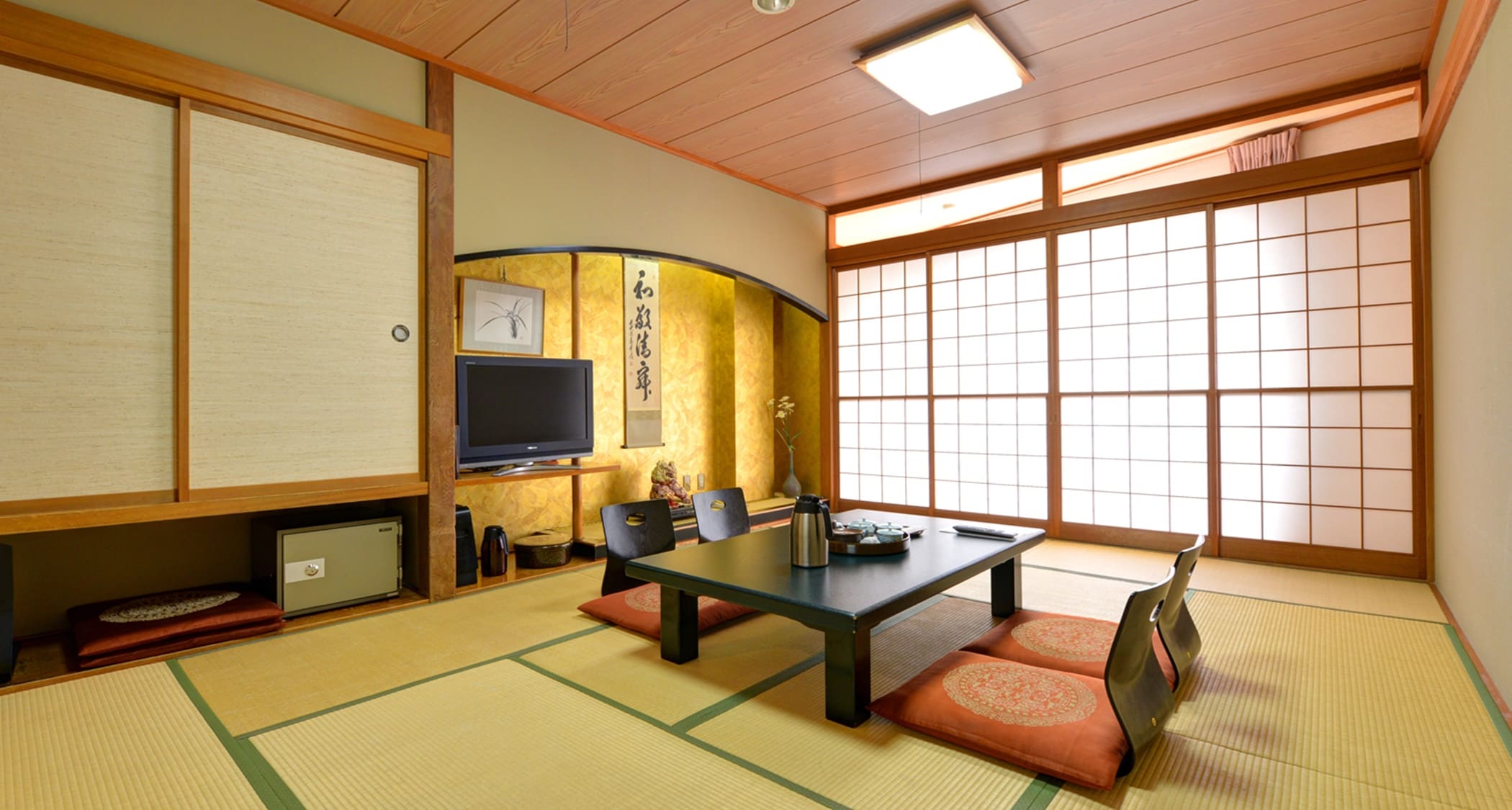 *Guest Rooms: Beautiful Japanese-style rooms with a view of the Nasu Mountain Range and the four seasons of the Naka River from afar