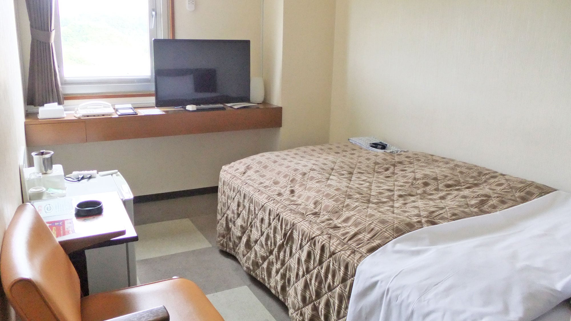 [Semi-double] For business or sightseeing, you can take a good rest with a spacious bed.