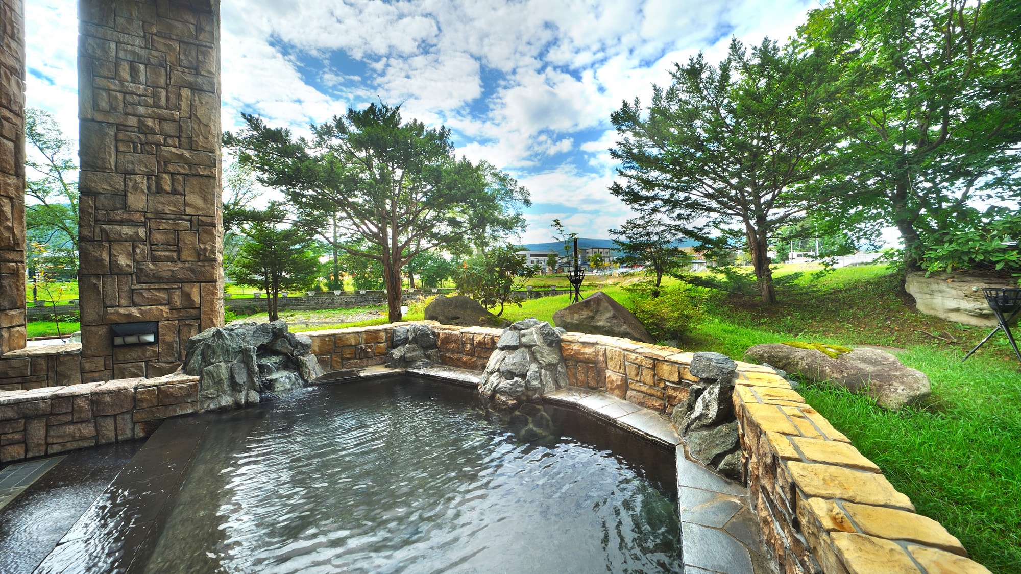 The open-air bath where you can enjoy the view of Onneyu's nature is exceptional