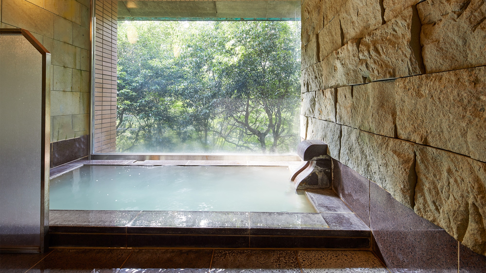 Tắm trong nhà (suối nước nóng thiên nhiên)