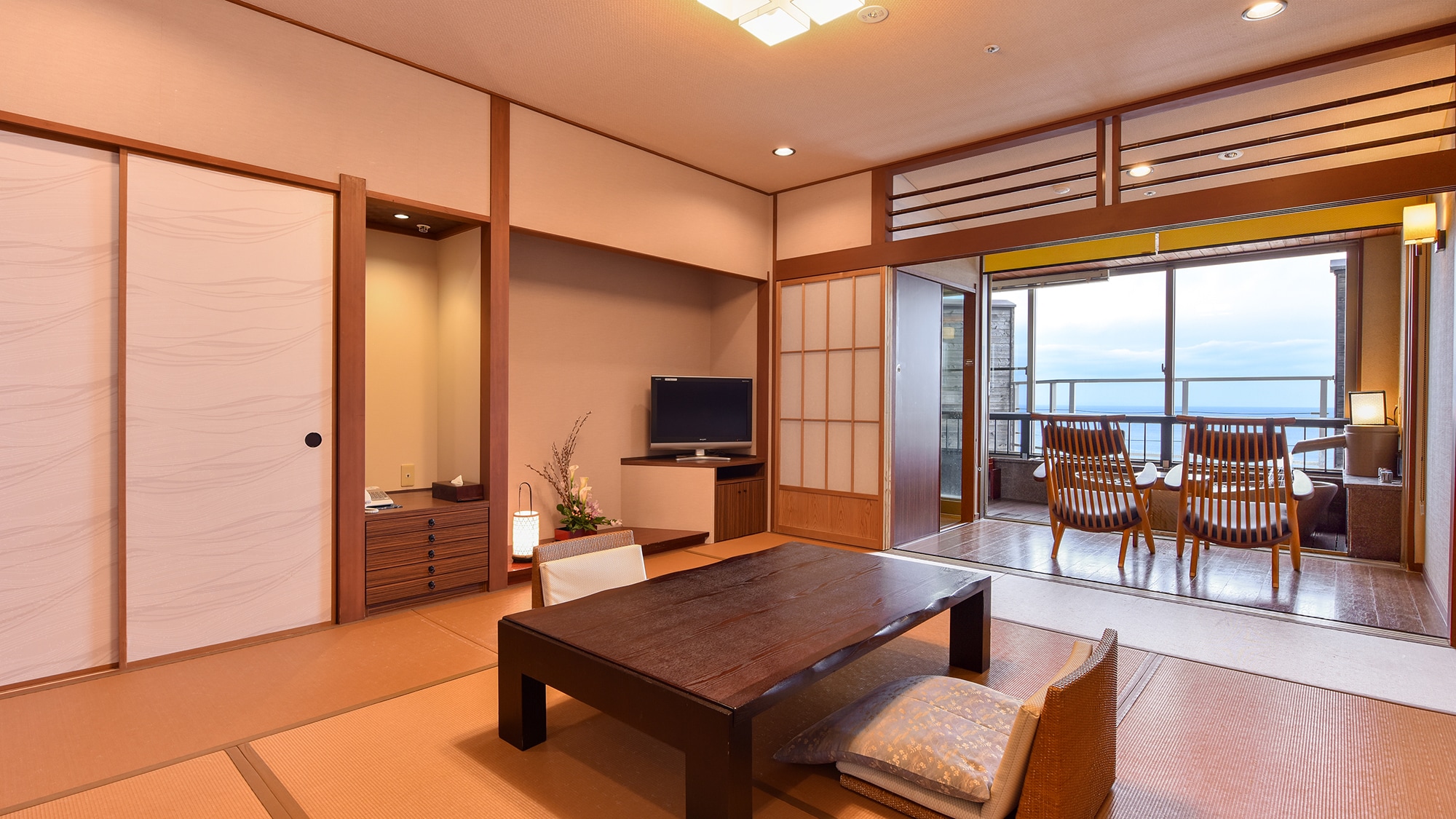 * [Room with open-air bath (Mashirano) / Asian] A room with a soft and calm atmosphere unique to an inn.