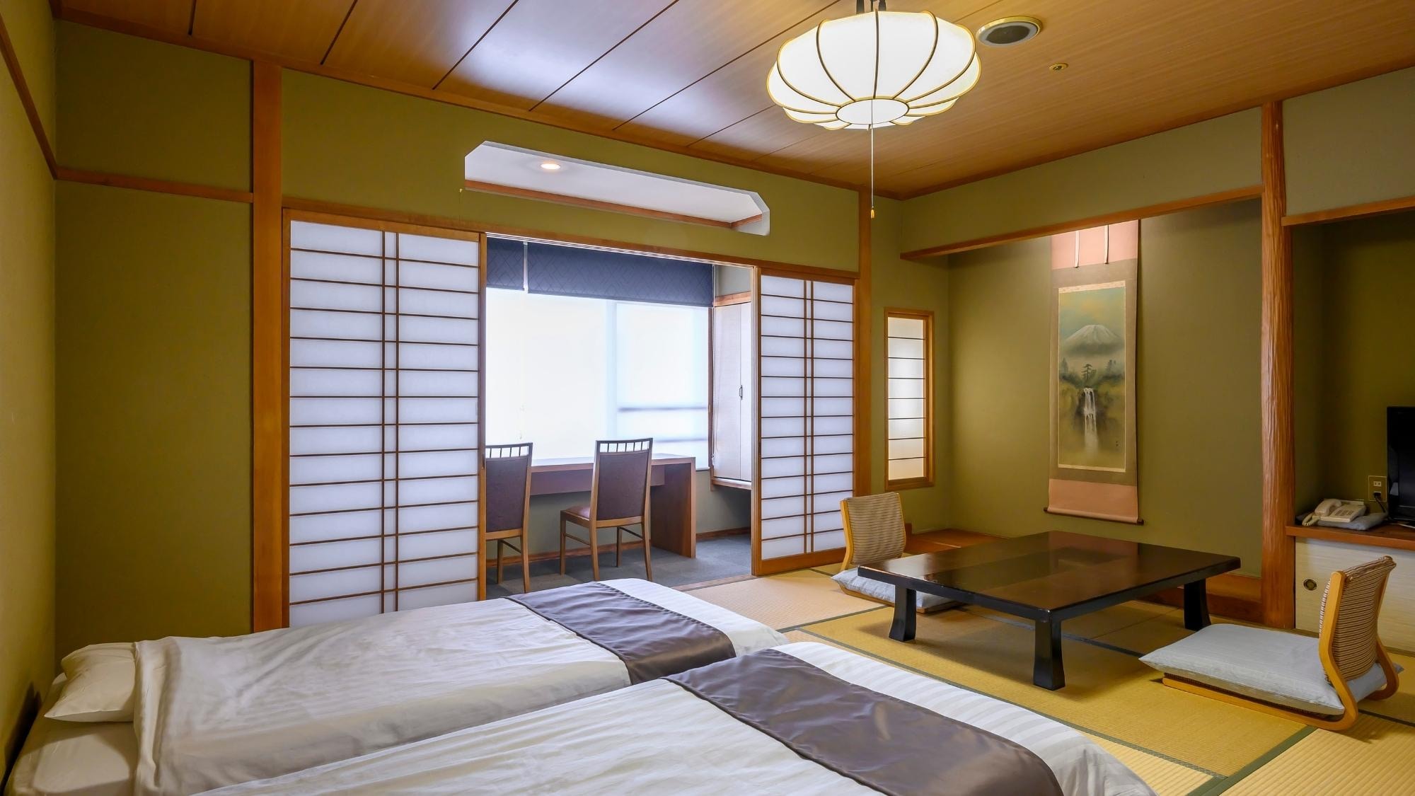 [Japanese-style room with 10 tatami mats and low-type bed] Enjoy a relaxing time with the mountain view from the window.