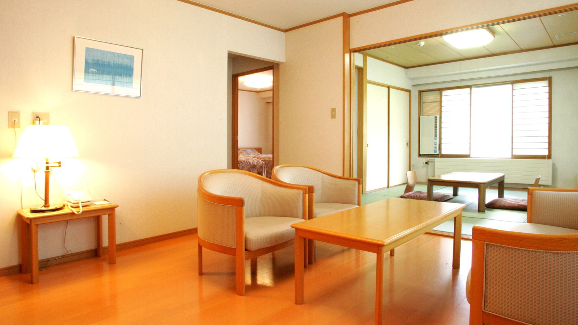 [Kamar Suite] Kamar bergaya Jepang dan kamar bergaya Barat juga dilengkapi dengan meja dan kursi, sehingga Anda dapat bersantai sesuka hati.