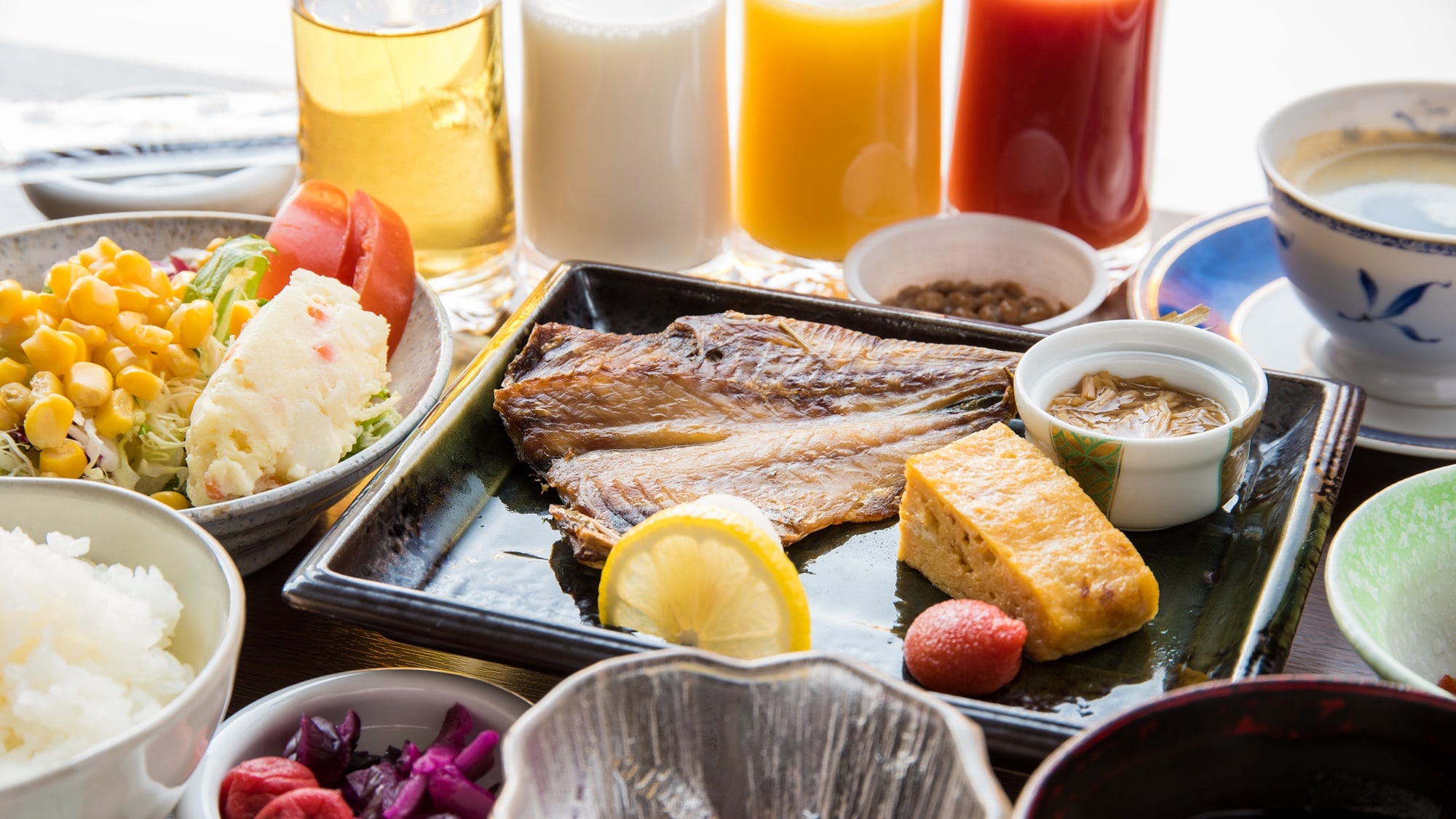 *【ตัวอย่างอาหารเช้า】เซ็ตอาหารญี่ปุ่นเพื่อสุขภาพ สลัดและเครื่องดื่มบริการตนเอง