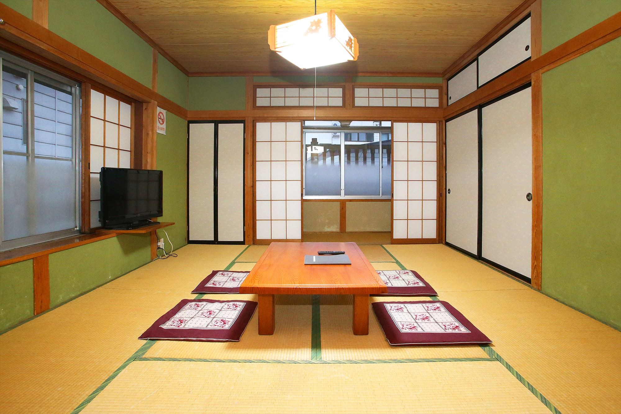 Japanese-style room 10-12 tatami mats, shared bathroom and toilet (example)