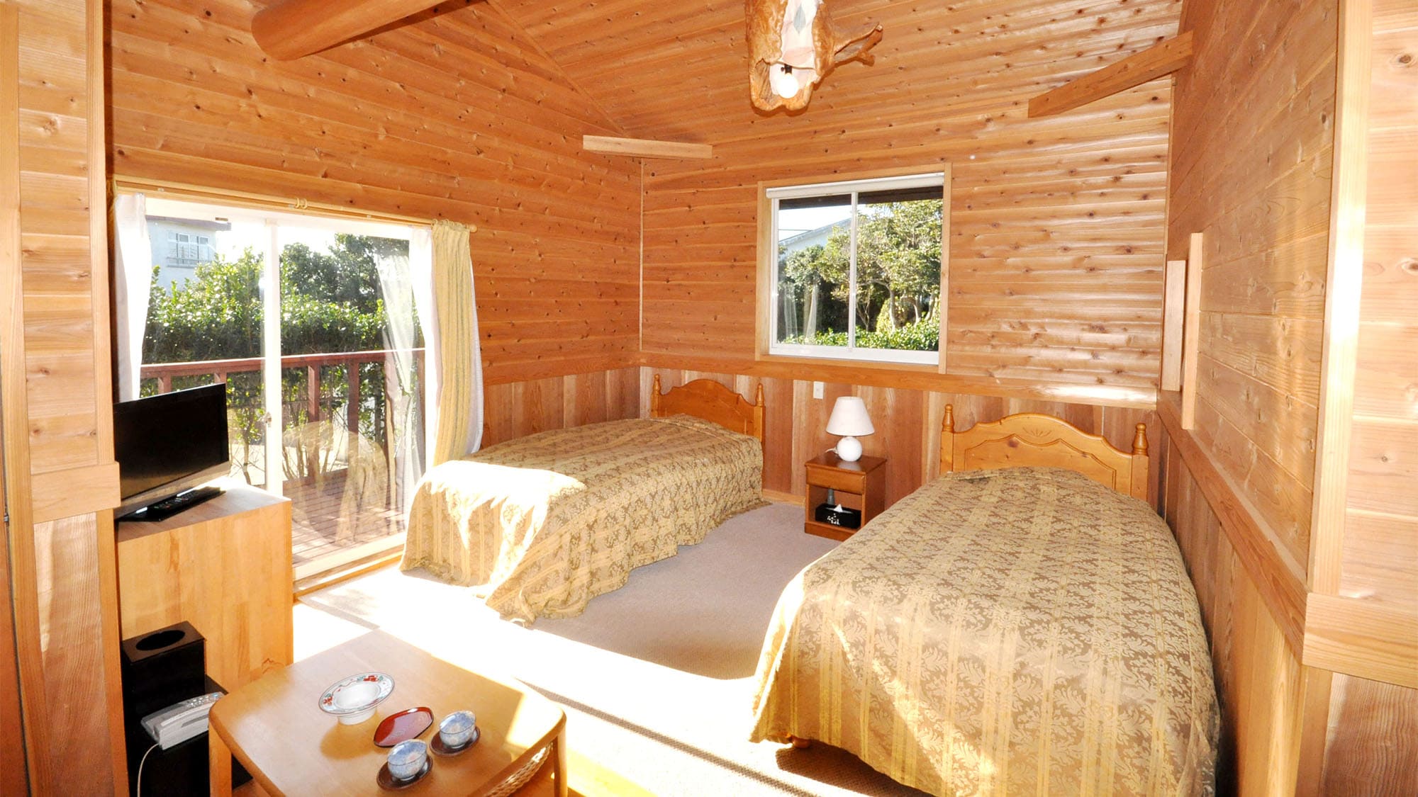 ・자연 속의 멀리 로그 하우스에서 프라이빗한 시간을 보내실 수 있습니다(식사는 관내입니다)