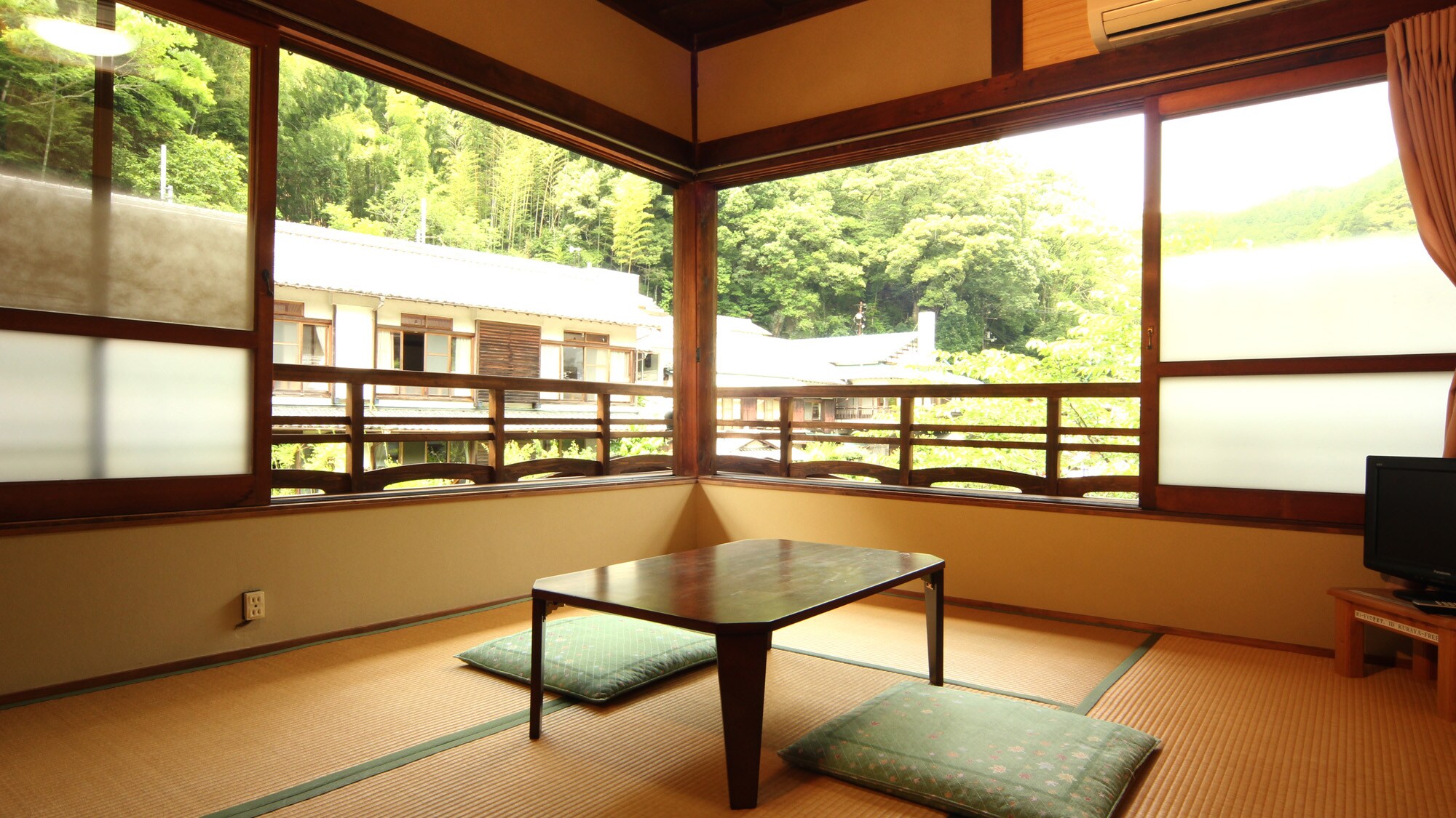 One group per day - popular corner room