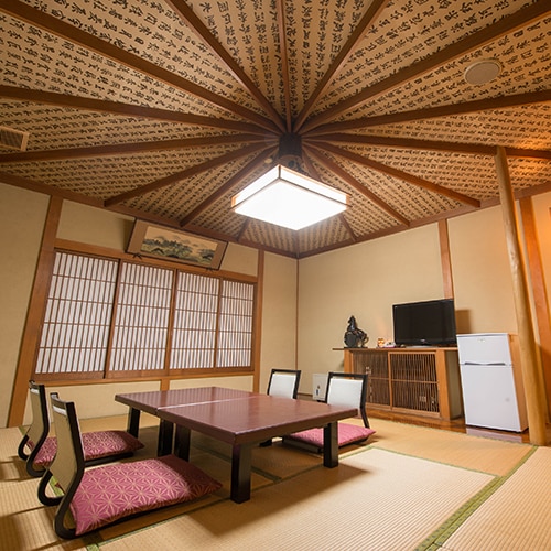 [Japanese-style room/Nishijin] The character "kyo" in sutra is read as "warp thread," so this room is designed to resemble a single piece of woven fabric.