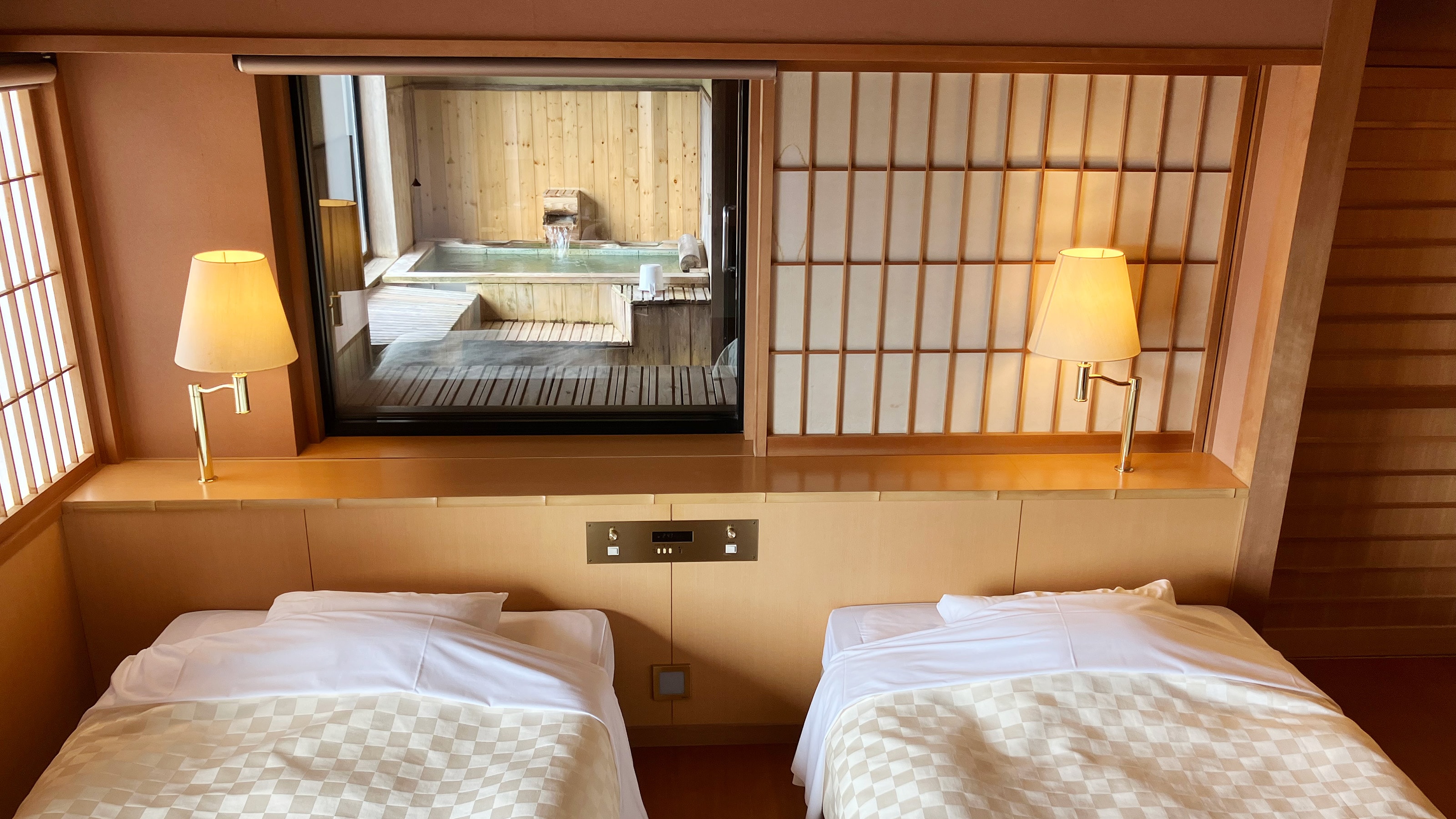 Guest room with open-air bath (barrier-free room)