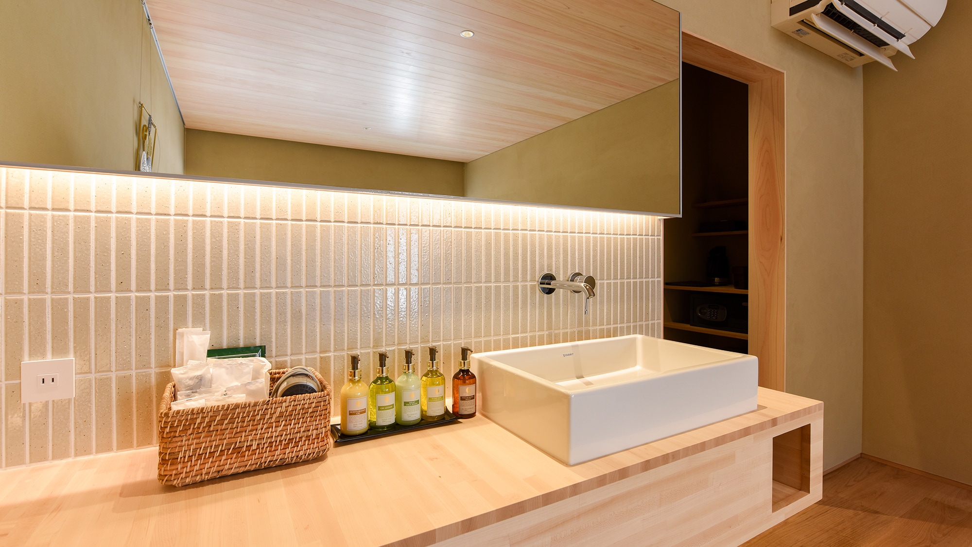 *Western-style double room/Spacious washroom space