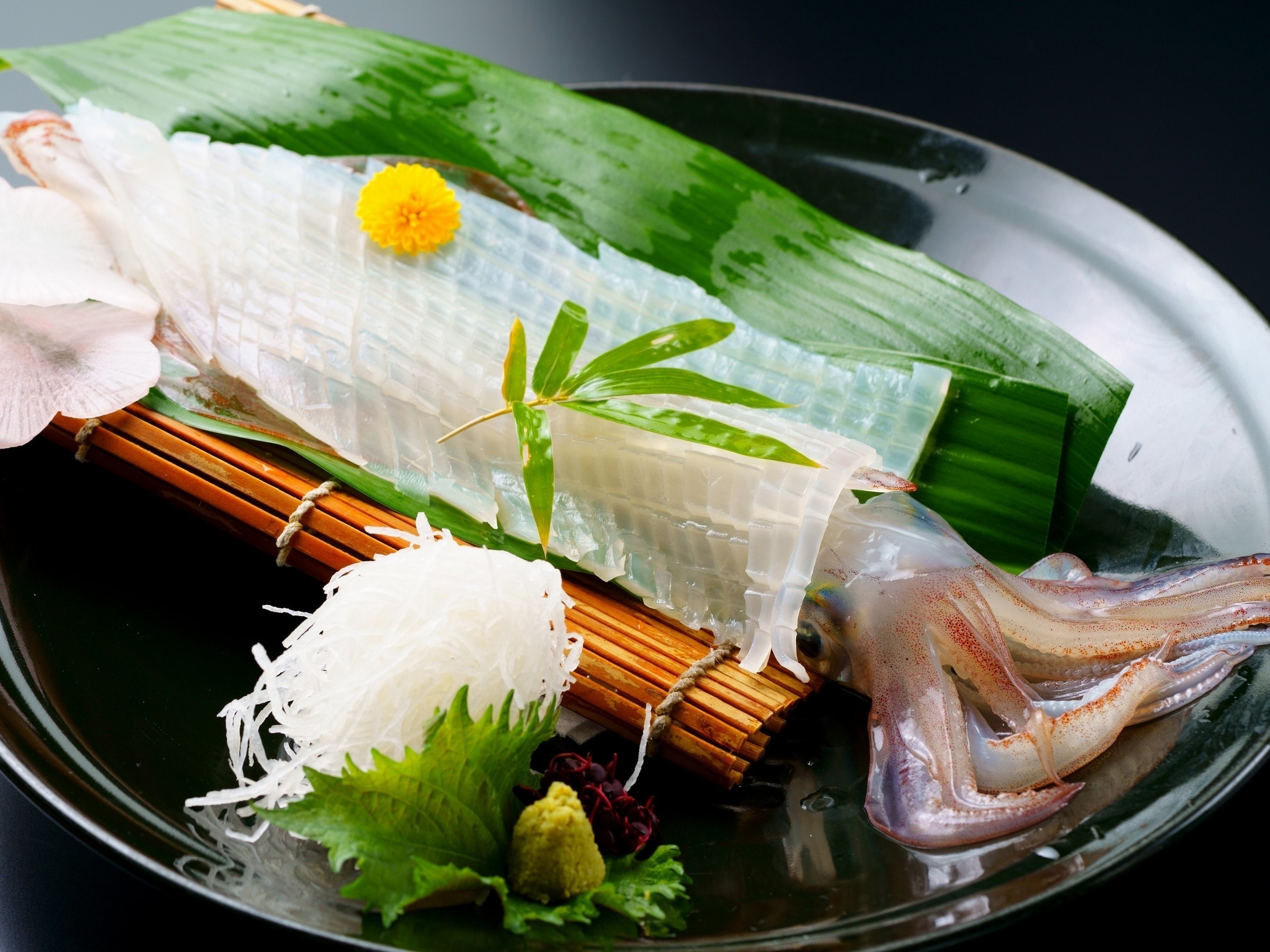 Karatsu specialty "Live-sliced squid"