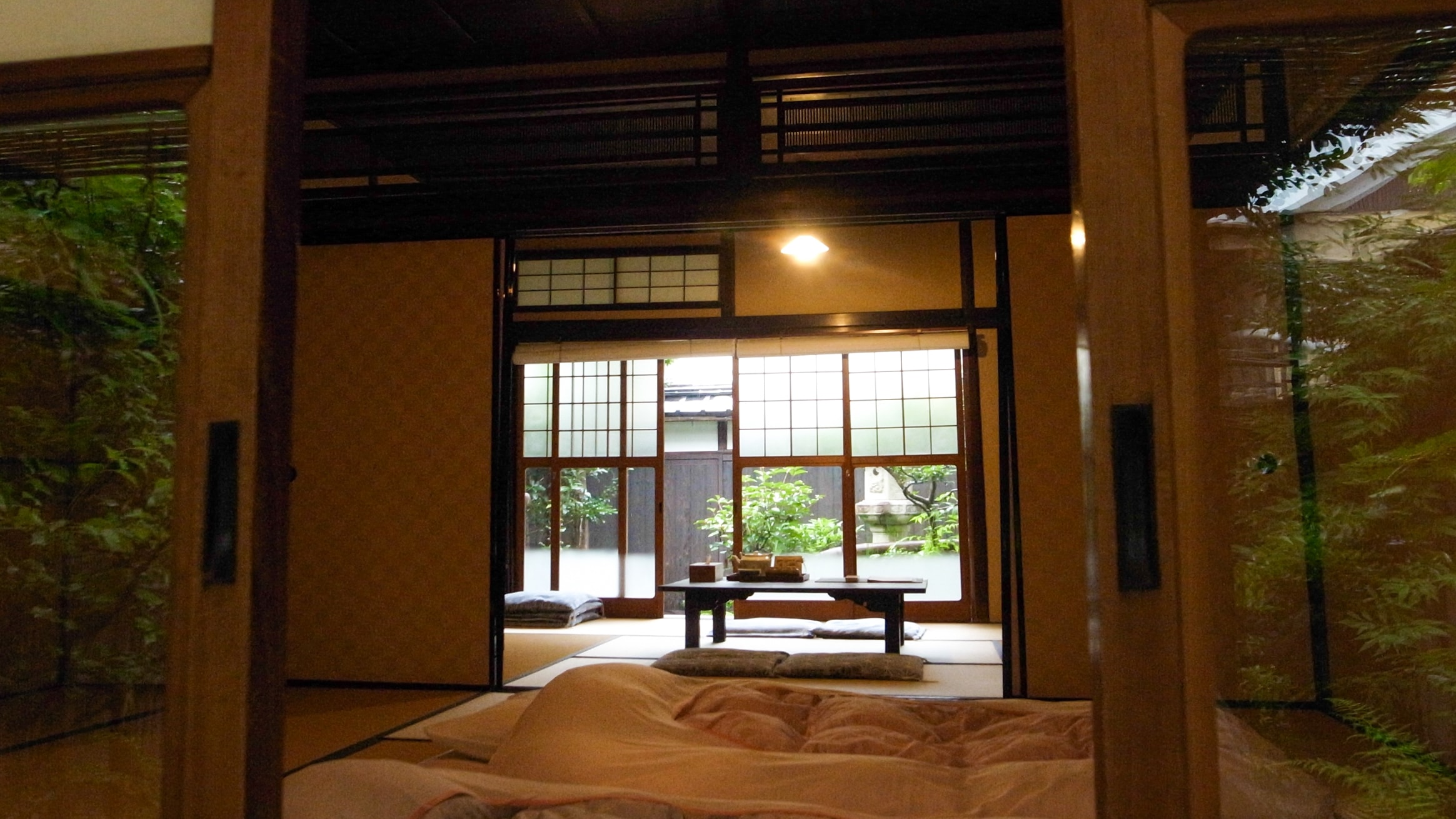 <Yawata no Ma> The eight tatami mats and the six tatami mats are separated up to the fusuma, but when opened, they are spacious and 14 tatami mats.