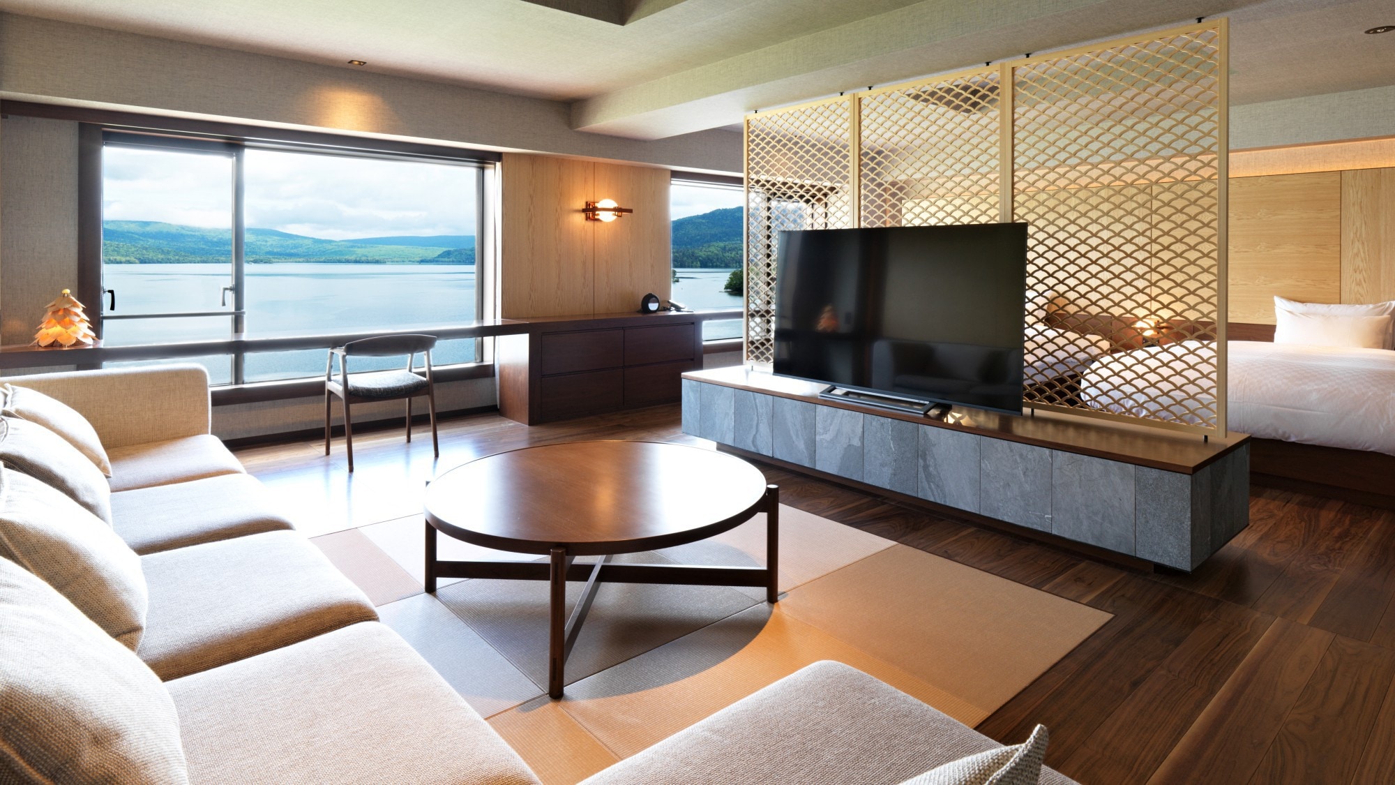 [Lake side] Example of DX Japanese-Western style room (with bath) / 72 square meters spacious room (image)