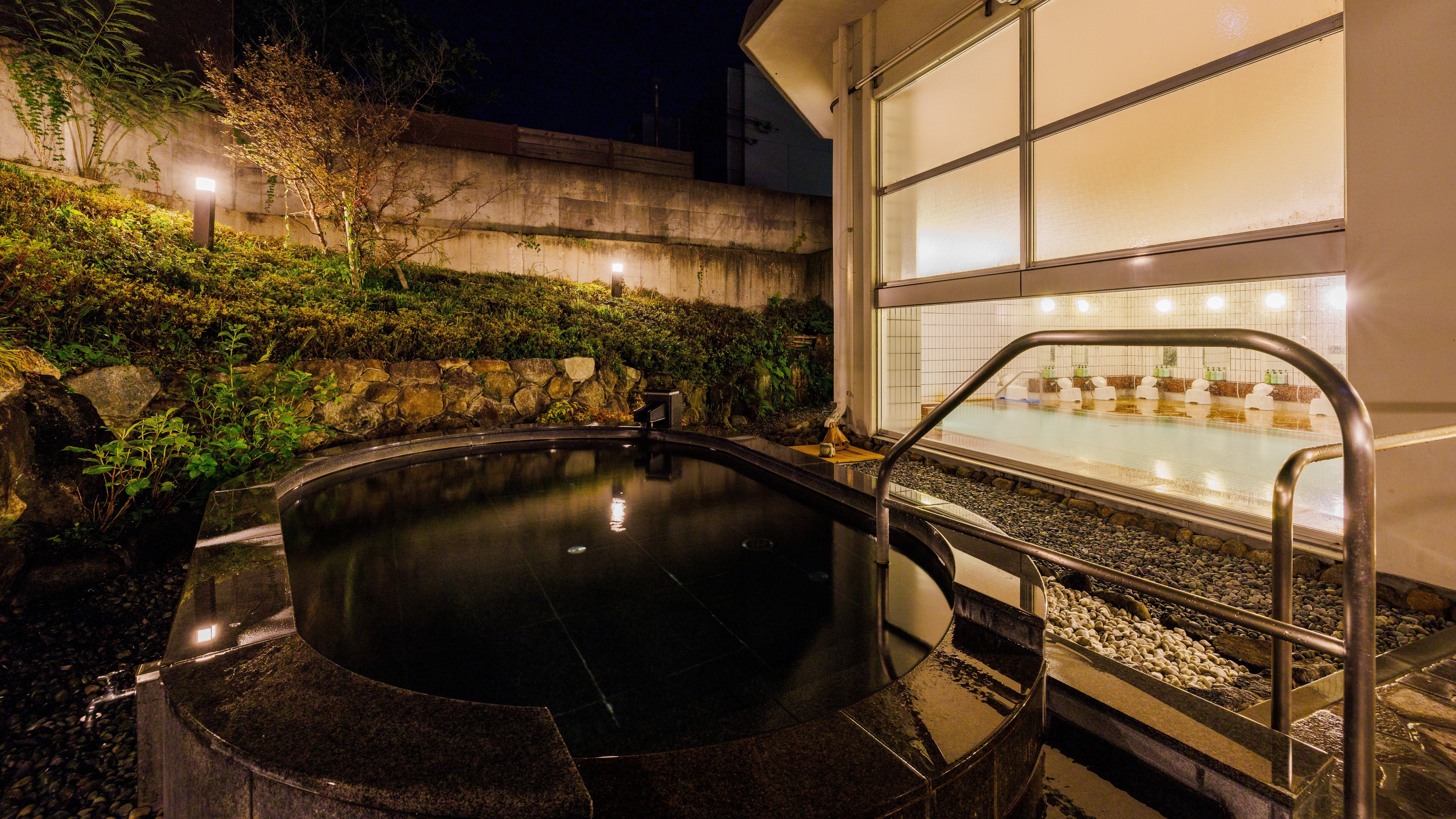 [Open-air bath] Relax and soothe your fatigue in the natural hot spring.