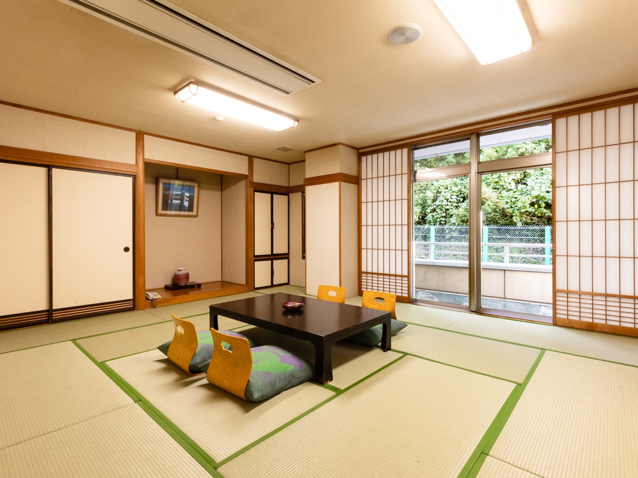 [Deluxe Japanese-style Room] A spacious 15-tatami Japanese-style room with a bathroom and toilet.