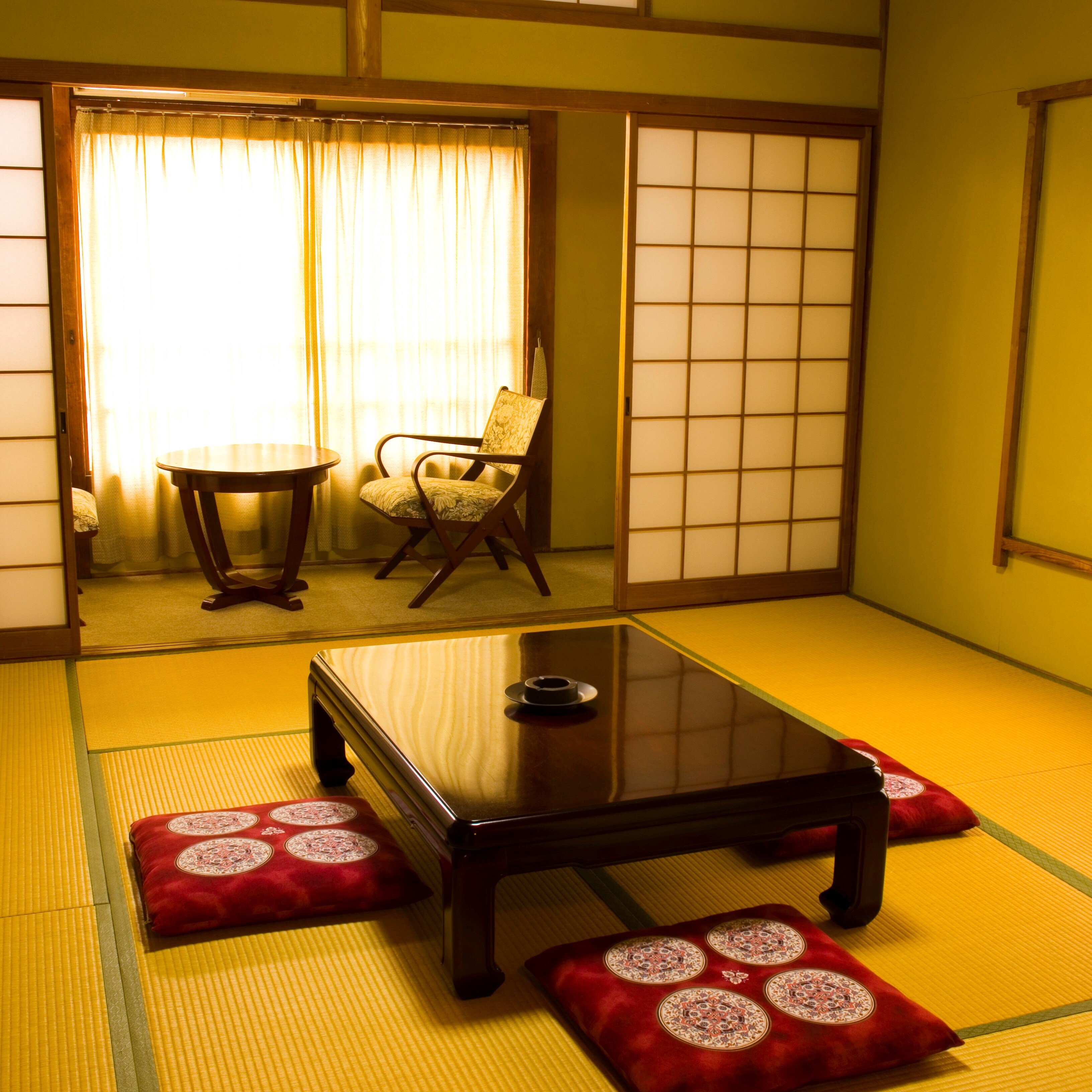 Japanese-style room for 4 to 6 people