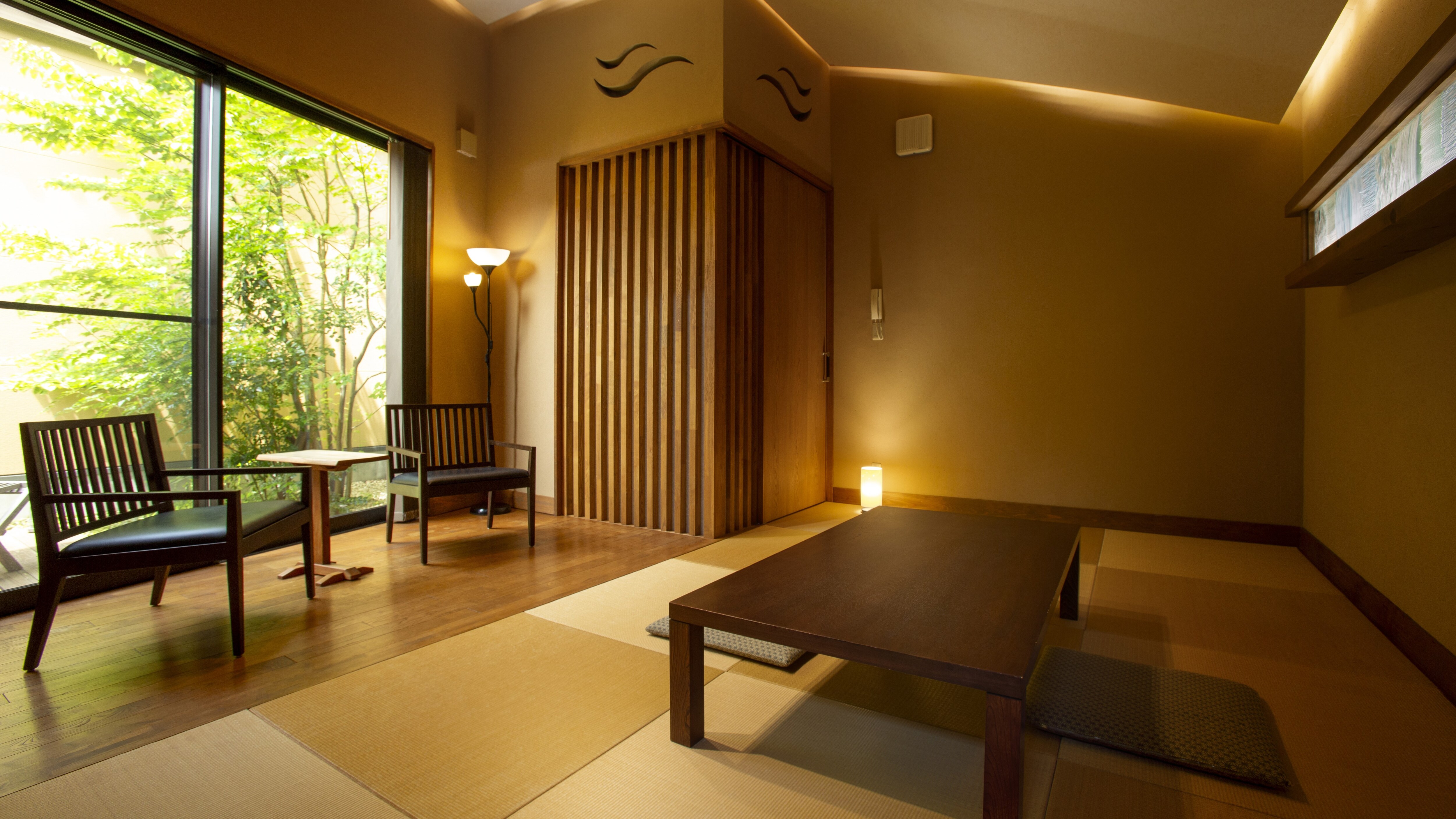 [New Wing/Natsumi] The stained glass designed to resemble waves is impressive, and natural light pours in through the large, open windows.