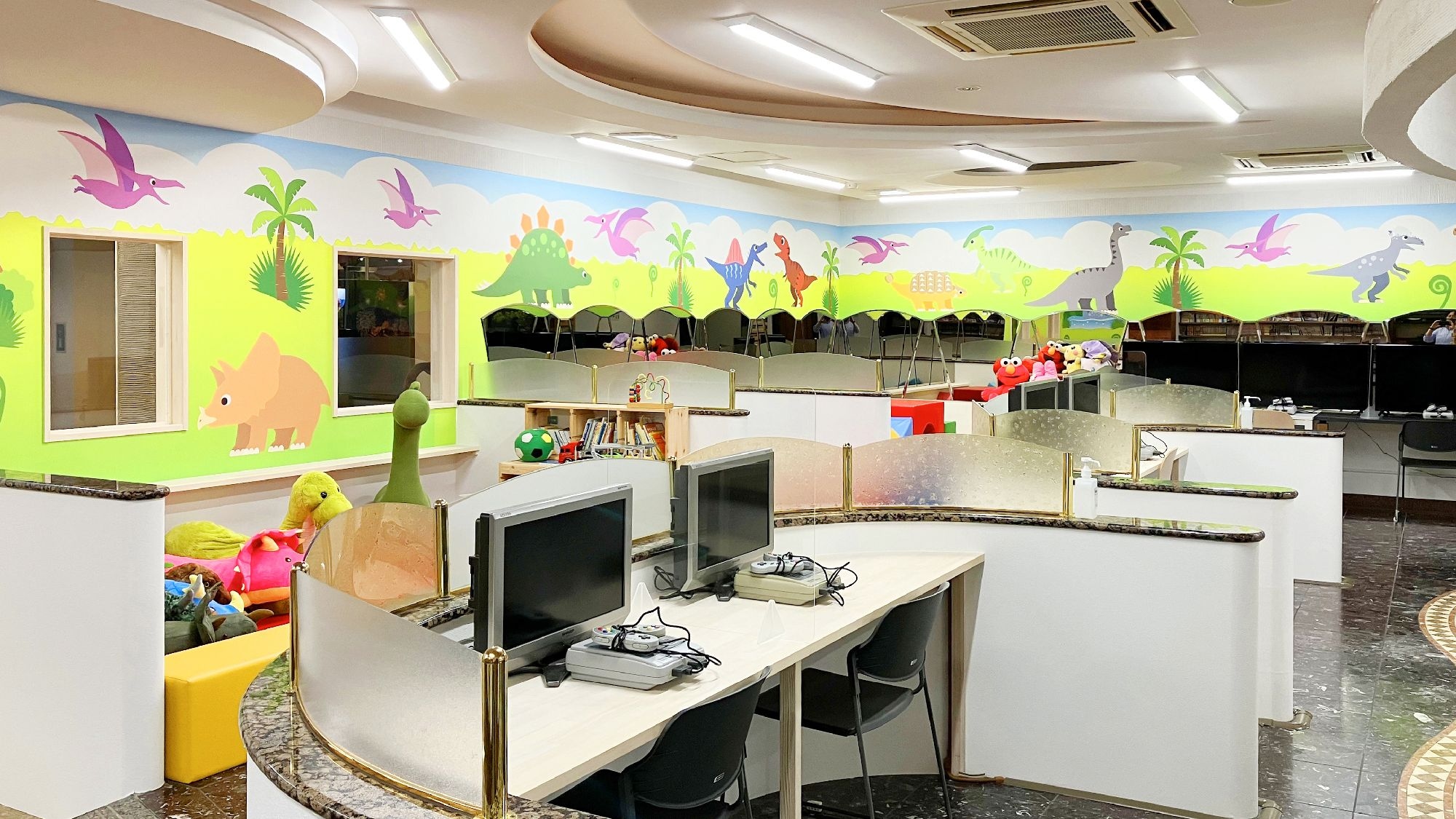 [Dinosaur Forest] Kids space and playroom. We also have the nostalgic Famicom available.
