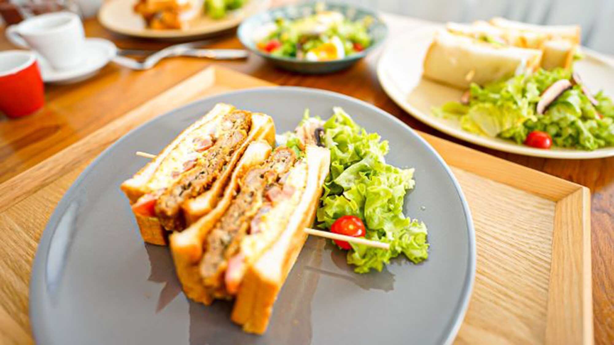 ・店內咖啡廳供應原創三明治