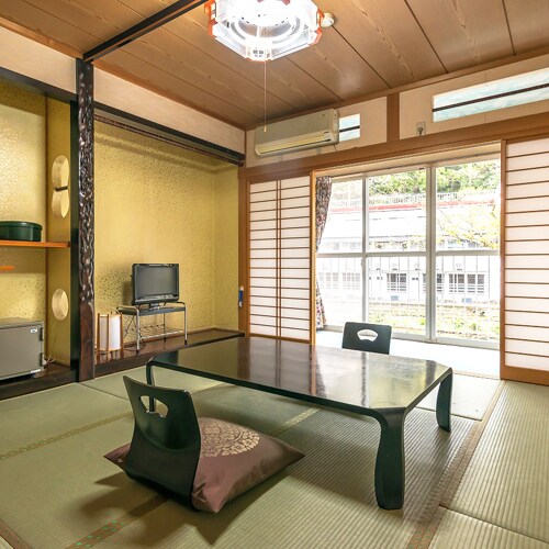 [Japanese-style room 8 tatami mats] Great for traveling alone. The room overlooks the river. There is a toilet with a washing machine.