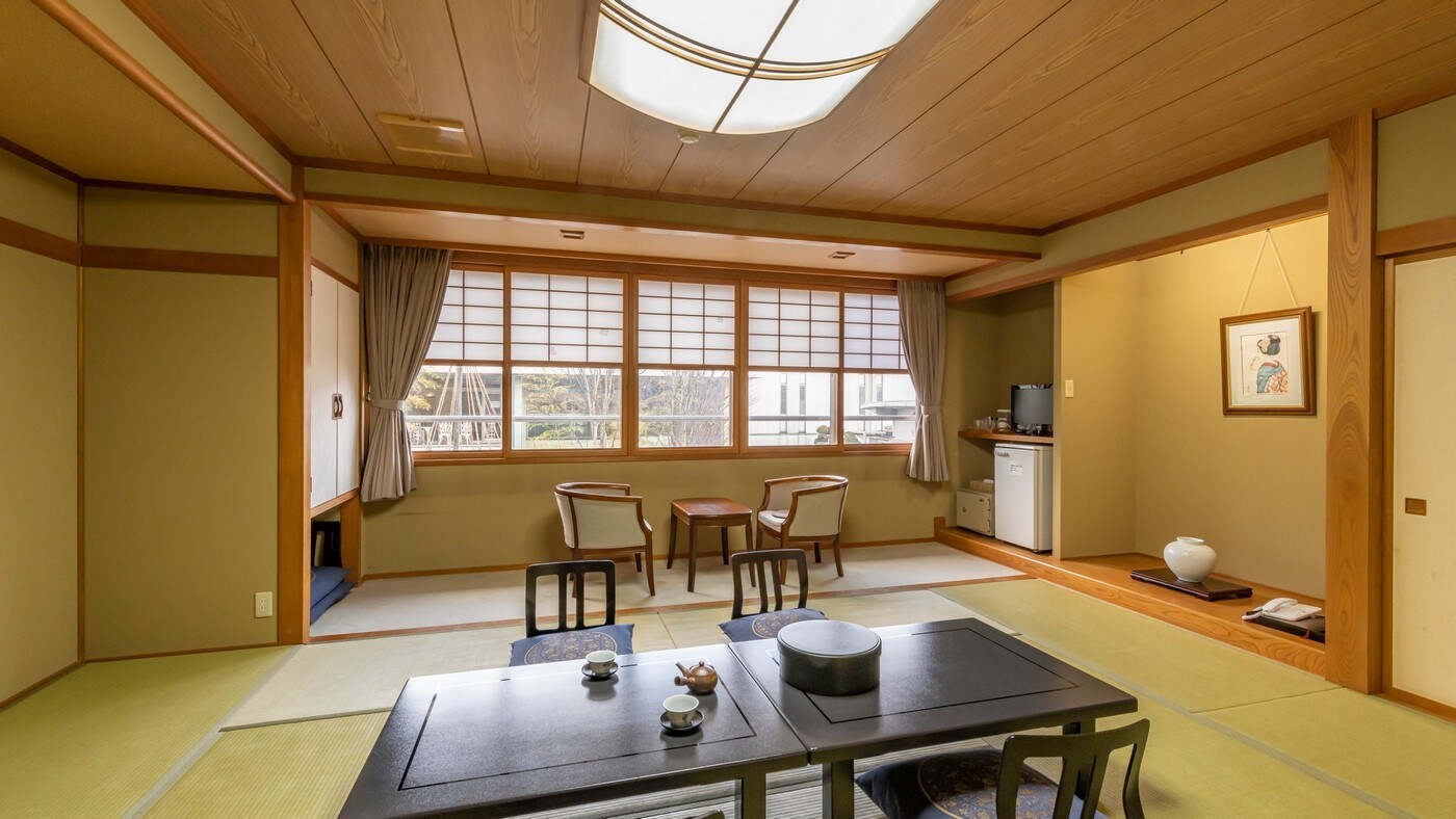 [Expansive Japanese-style room] A Japanese-style room with a wide edge with a chair and table.