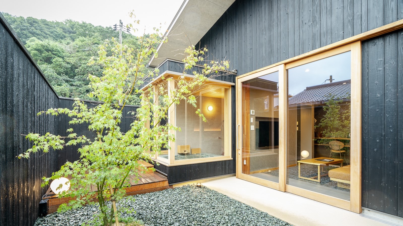 [Hikari 301] A guest room with an indoor bath that looks like an open-air bath (example of a guest room)