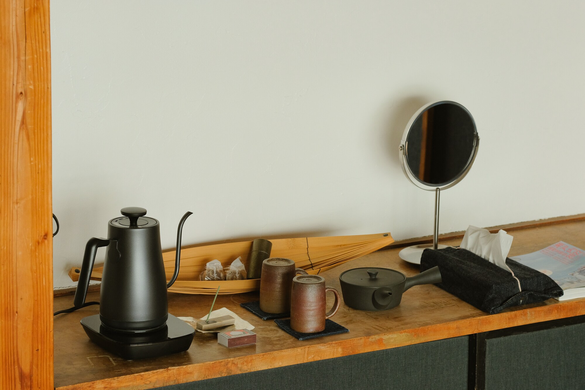 In the Japanese-style room, you can enjoy local Kurashiki steamed buns, tea, and Bizen ware cups.