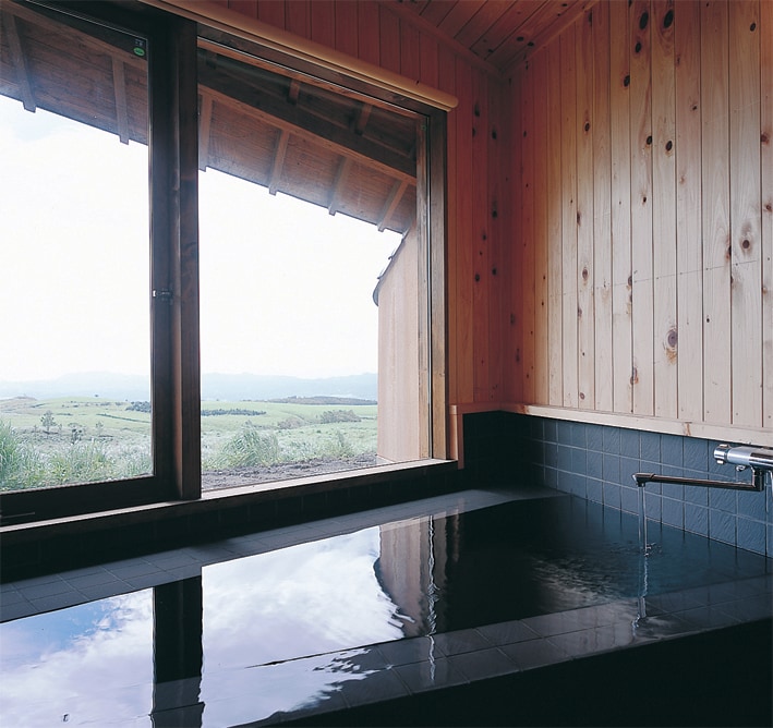 Indoor bath in the guest room with a hot spring in the view