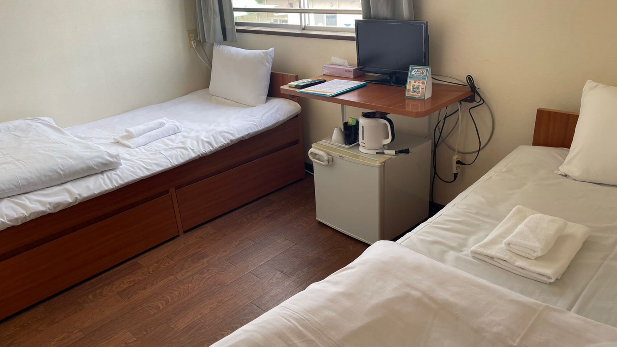 ◆Twin room: 13 square meters with bath & toilet, air conditioning, TV, and refrigerator