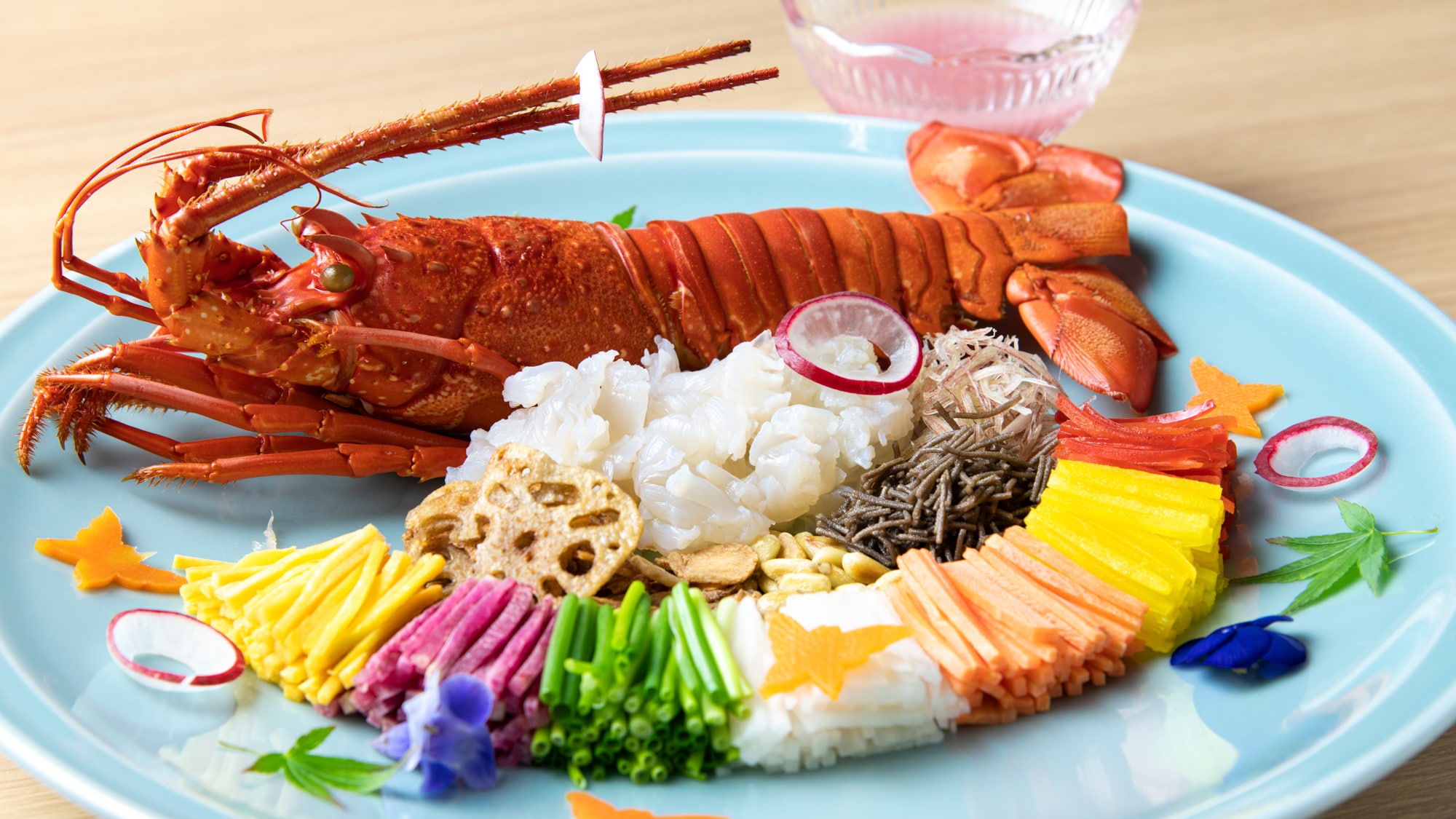 *มื้อเย็น: สลัดล็อบสเตอร์ สดชื่นด้วยน้ำสลัดเชอร์รี่บลอสซัมยอดนิยม