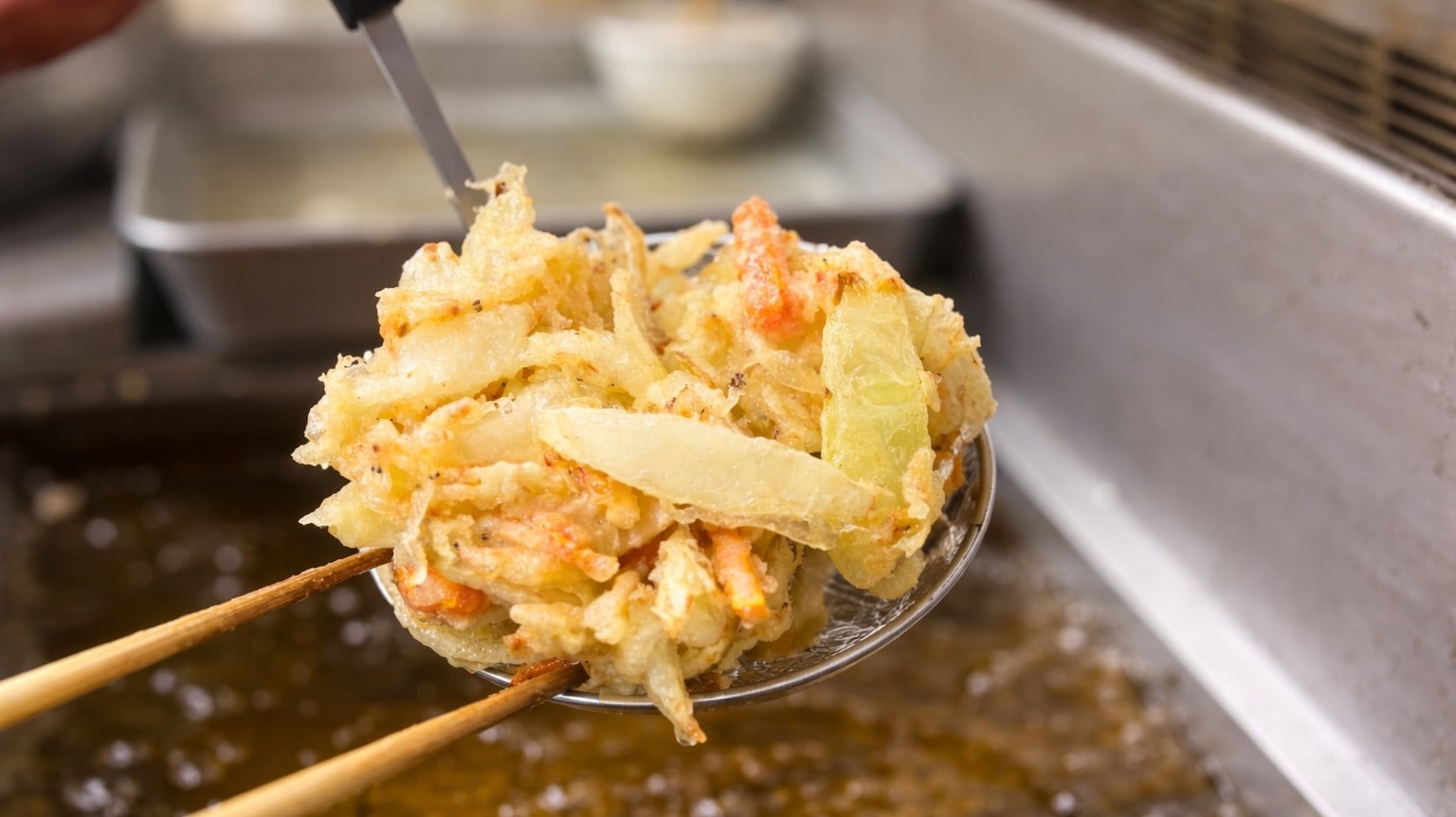 Tôm tempura chiên giòn là một món ăn phổ biến cho bữa tối.