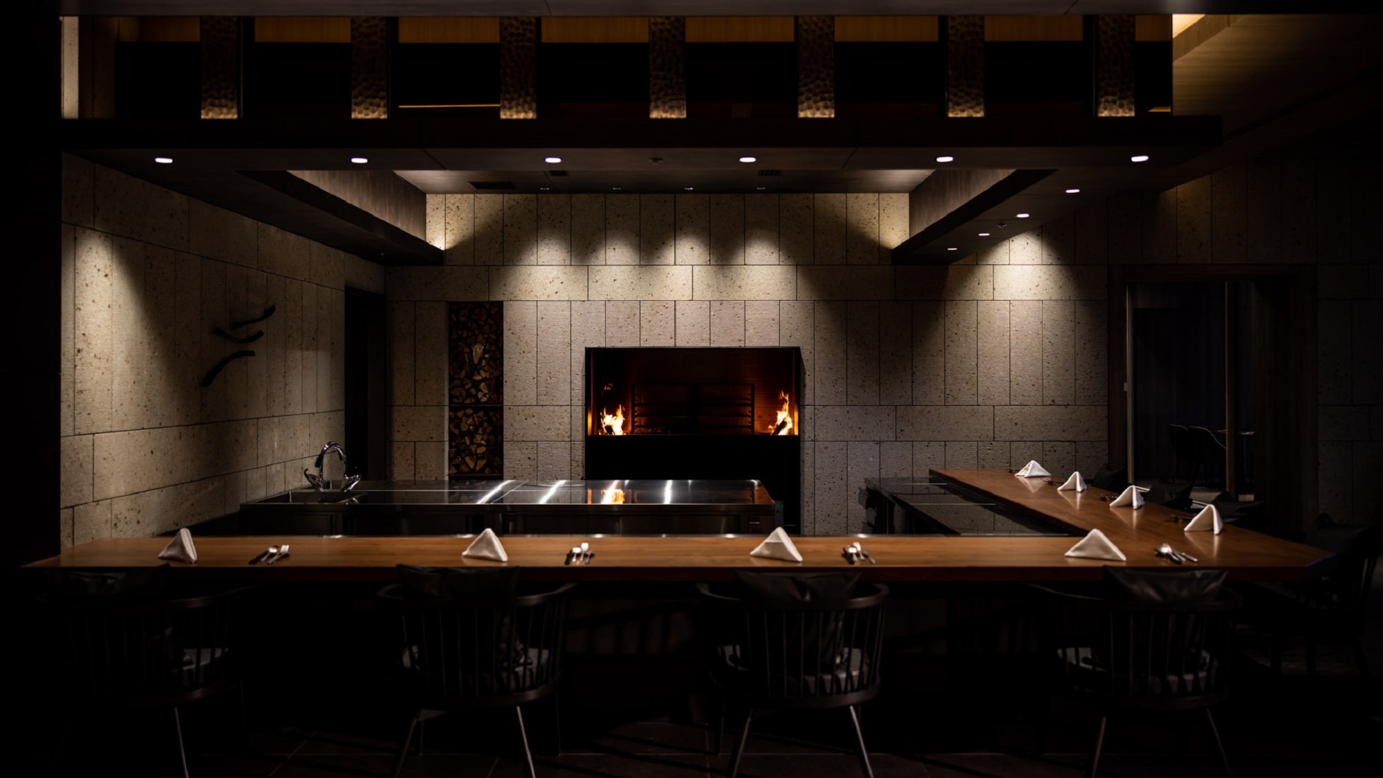 [Restaurant] We serve dishes made on plates made from sacred trees donated by Nikko Toshogu Shrine and with the help of the power of fire.