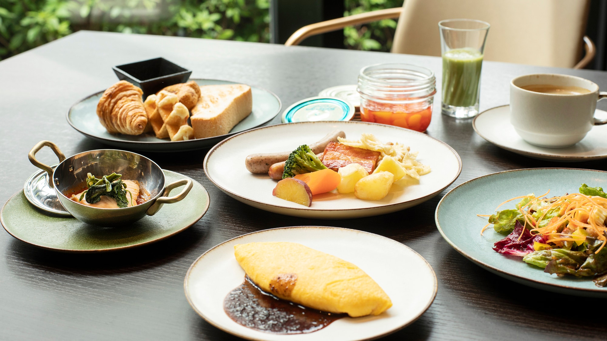 [Breakfast] From the buffet board, you can choose egg dishes, jar salad, smoothies, etc. * The image is for illustrative purposes only.