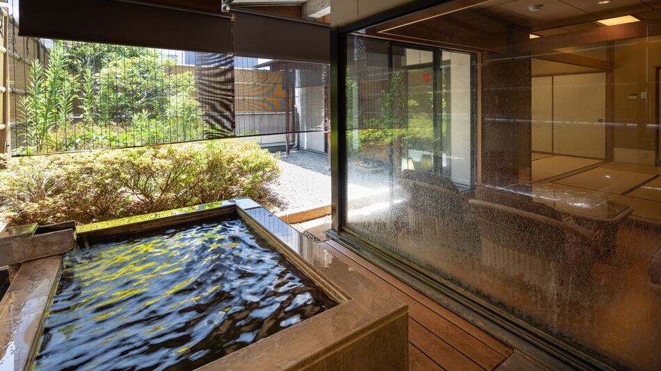 □ Japanese-style room with open-air bath 12 tatami mats + 6 tatami mats + reception room + courtyard